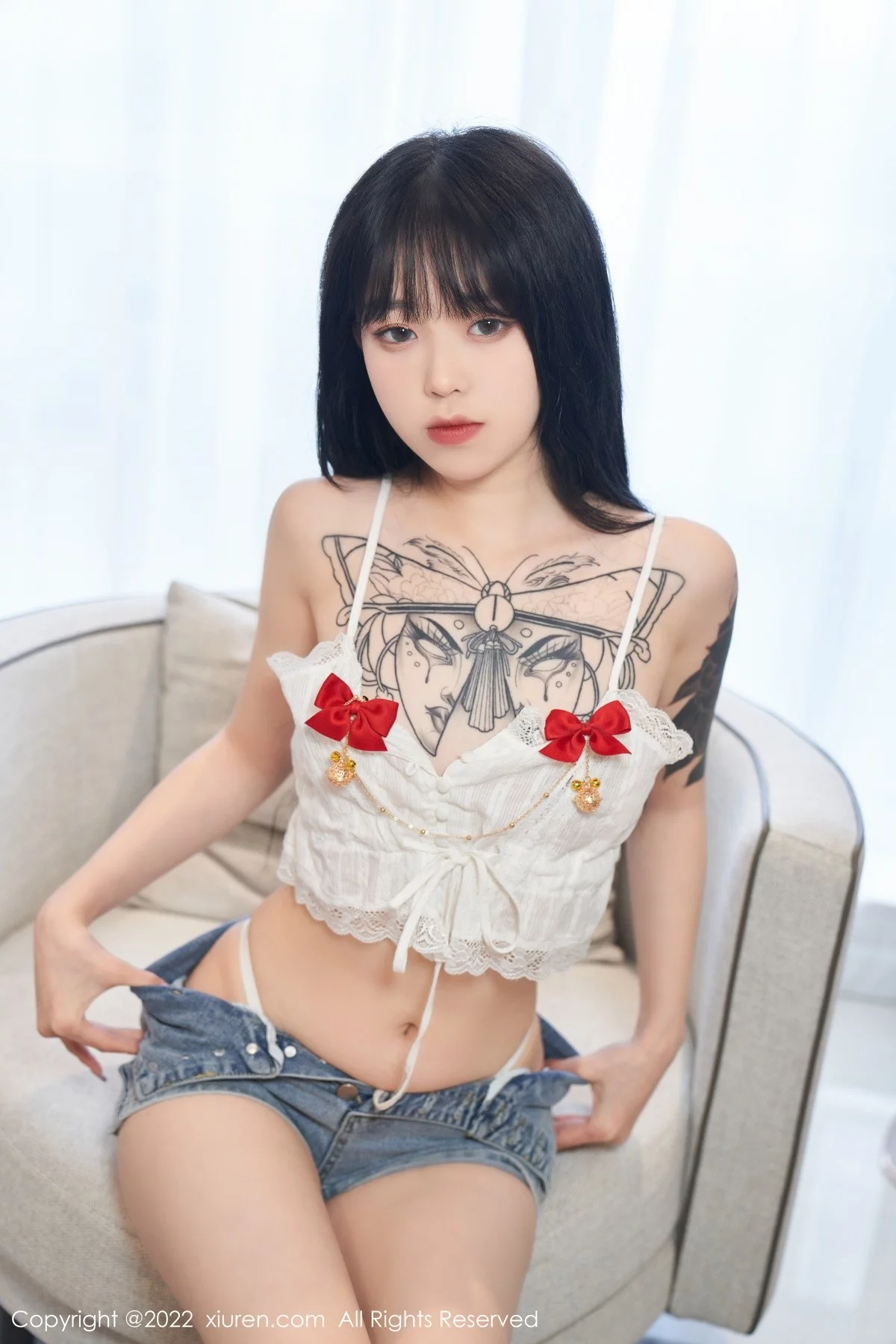 [[XiuRen秀人网]秀人网]No.5124_模特奶瓶私房性感白色吊带上衣配牛仔短裤秀曼妙身材诱惑写真73P