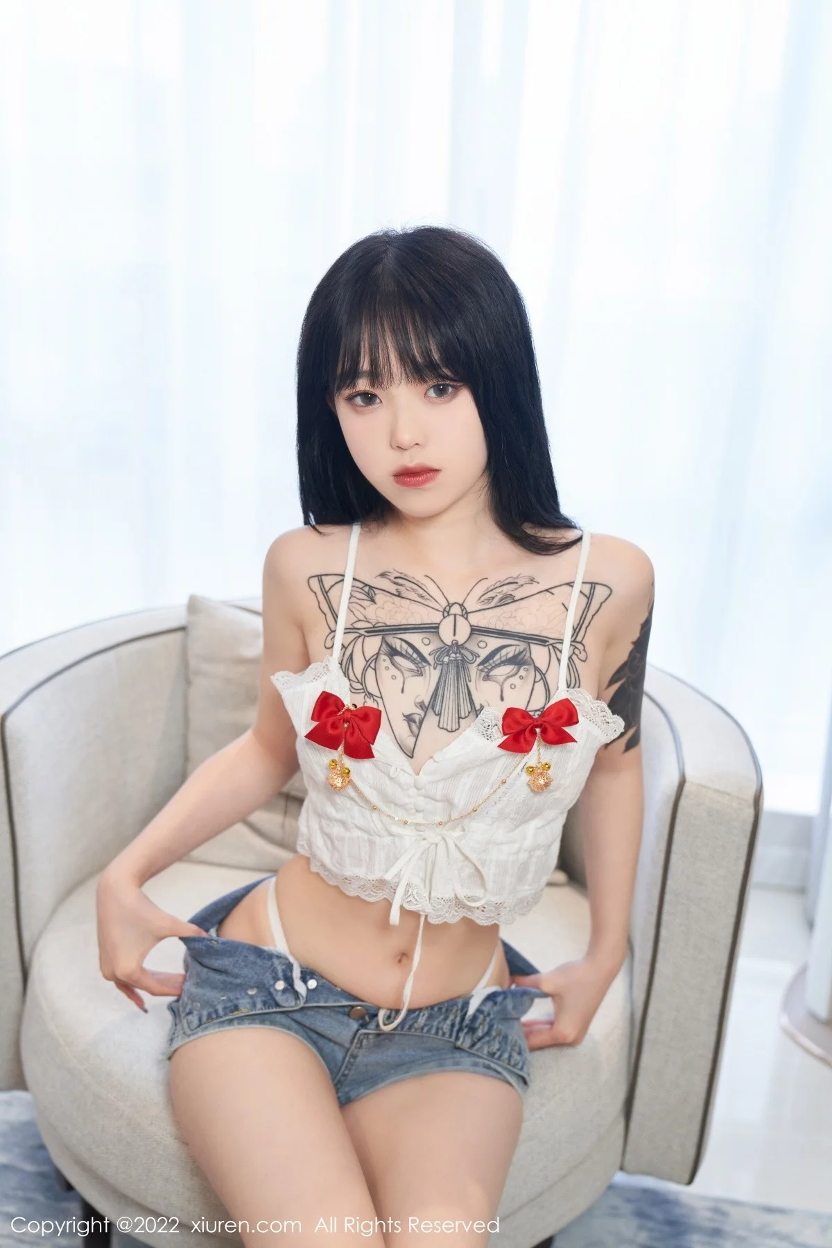 [[XiuRen秀人网]秀人网]No.5124_模特奶瓶私房性感白色吊带上衣配牛仔短裤秀曼妙身材诱惑写真73P