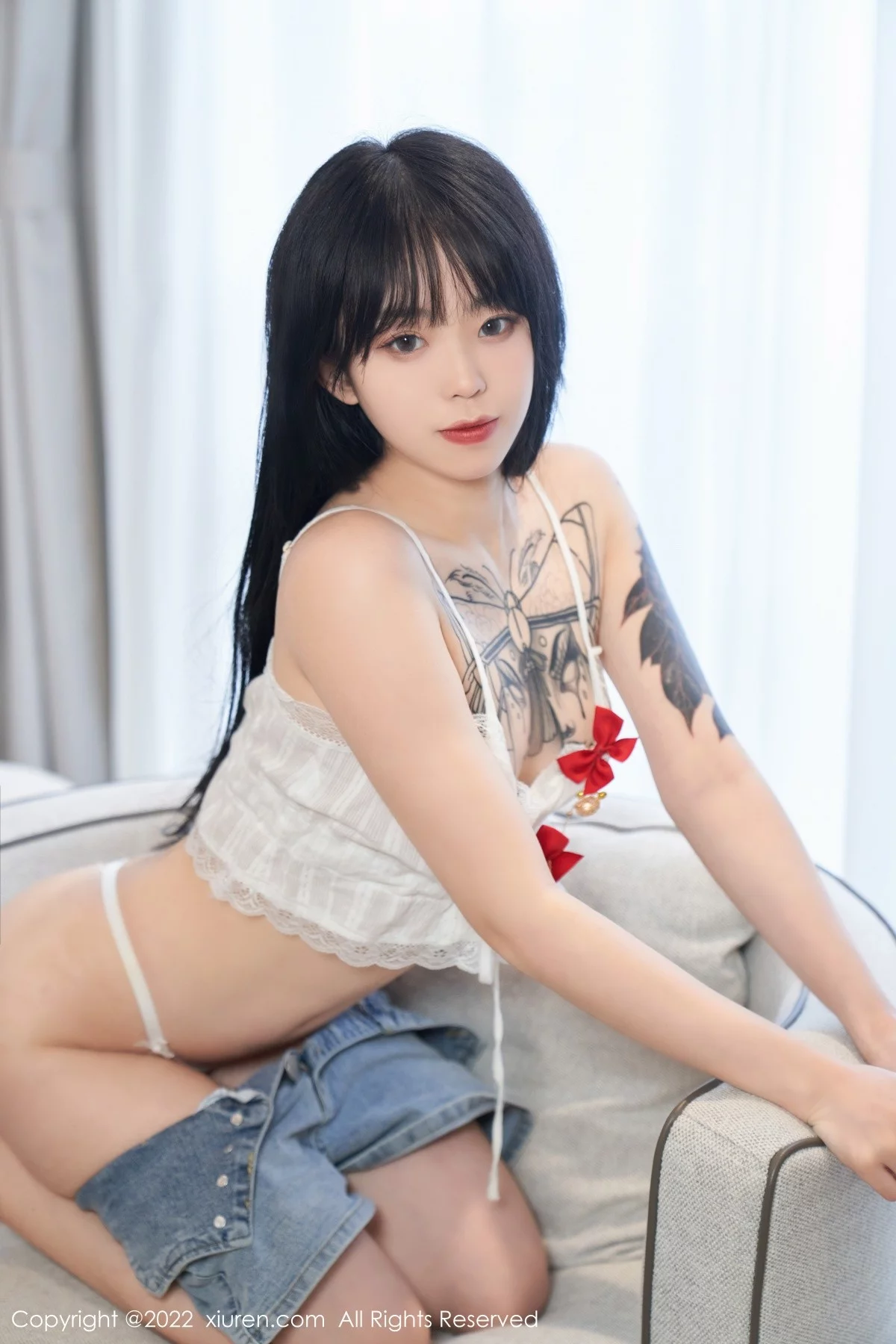 [[XiuRen秀人网]秀人网]No.5124_模特奶瓶私房性感白色吊带上衣配牛仔短裤秀曼妙身材诱惑写真73P