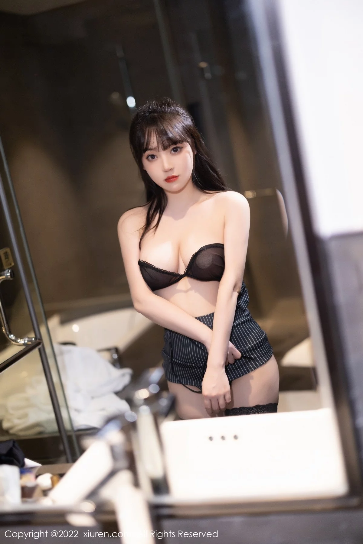 [[XiuRen秀人网]秀人网]No.5122_模特豆瓣酱厦门旅拍黑色轻透衣配短裙半脱露性感内衣诱惑写真70P