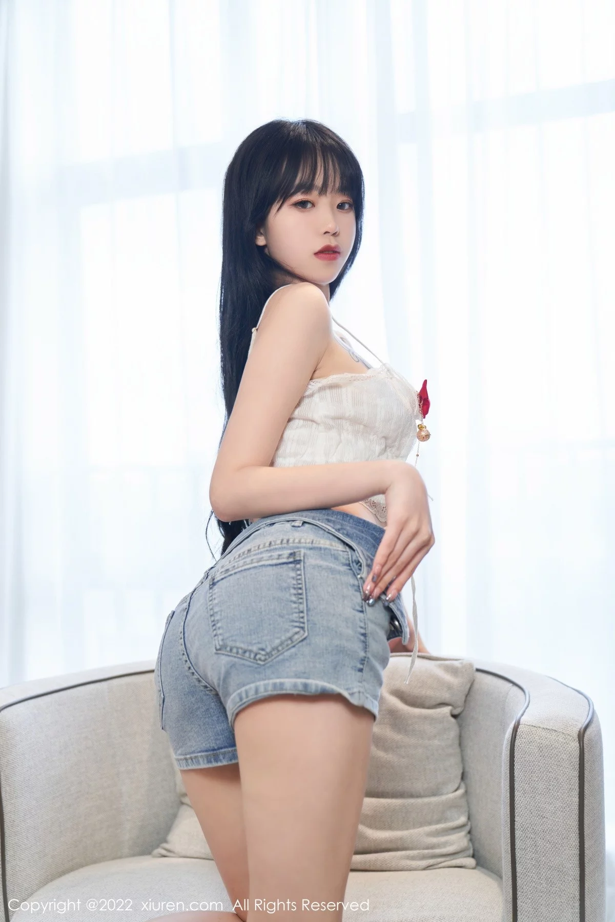 [[XiuRen秀人网]秀人网]No.5124_模特奶瓶私房性感白色吊带上衣配牛仔短裤秀曼妙身材诱惑写真73P