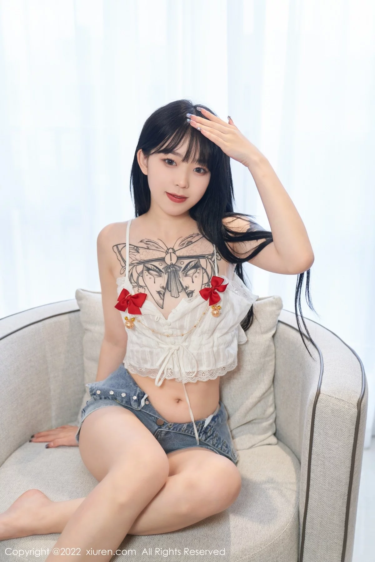 [[XiuRen秀人网]秀人网]No.5124_模特奶瓶私房性感白色吊带上衣配牛仔短裤秀曼妙身材诱惑写真73P