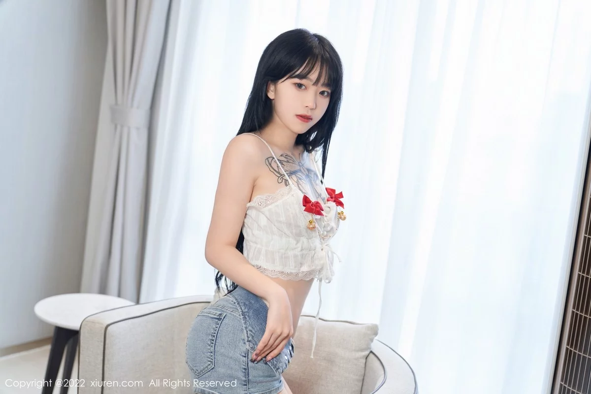 [[XiuRen秀人网]秀人网]No.5124_模特奶瓶私房性感白色吊带上衣配牛仔短裤秀曼妙身材诱惑写真73P