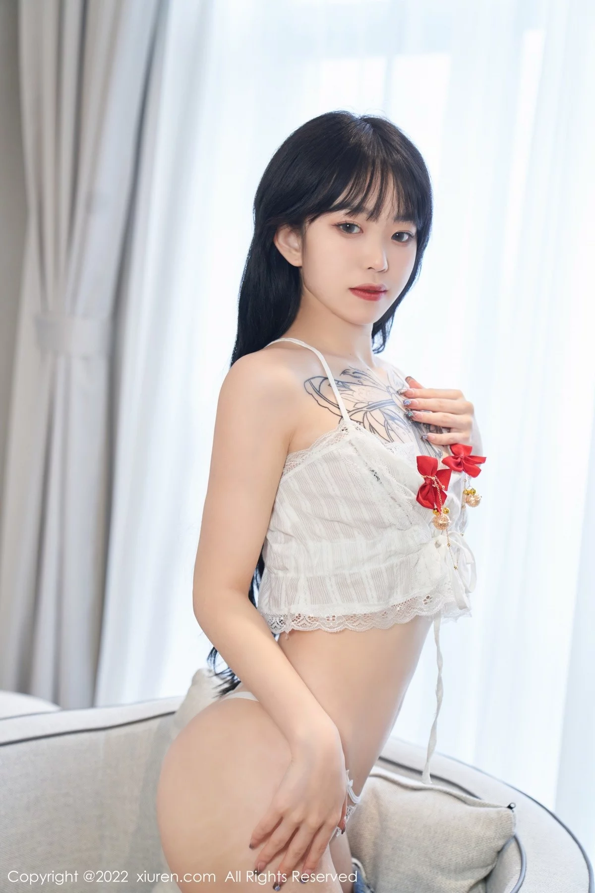 [[XiuRen秀人网]秀人网]No.5124_模特奶瓶私房性感白色吊带上衣配牛仔短裤秀曼妙身材诱惑写真73P