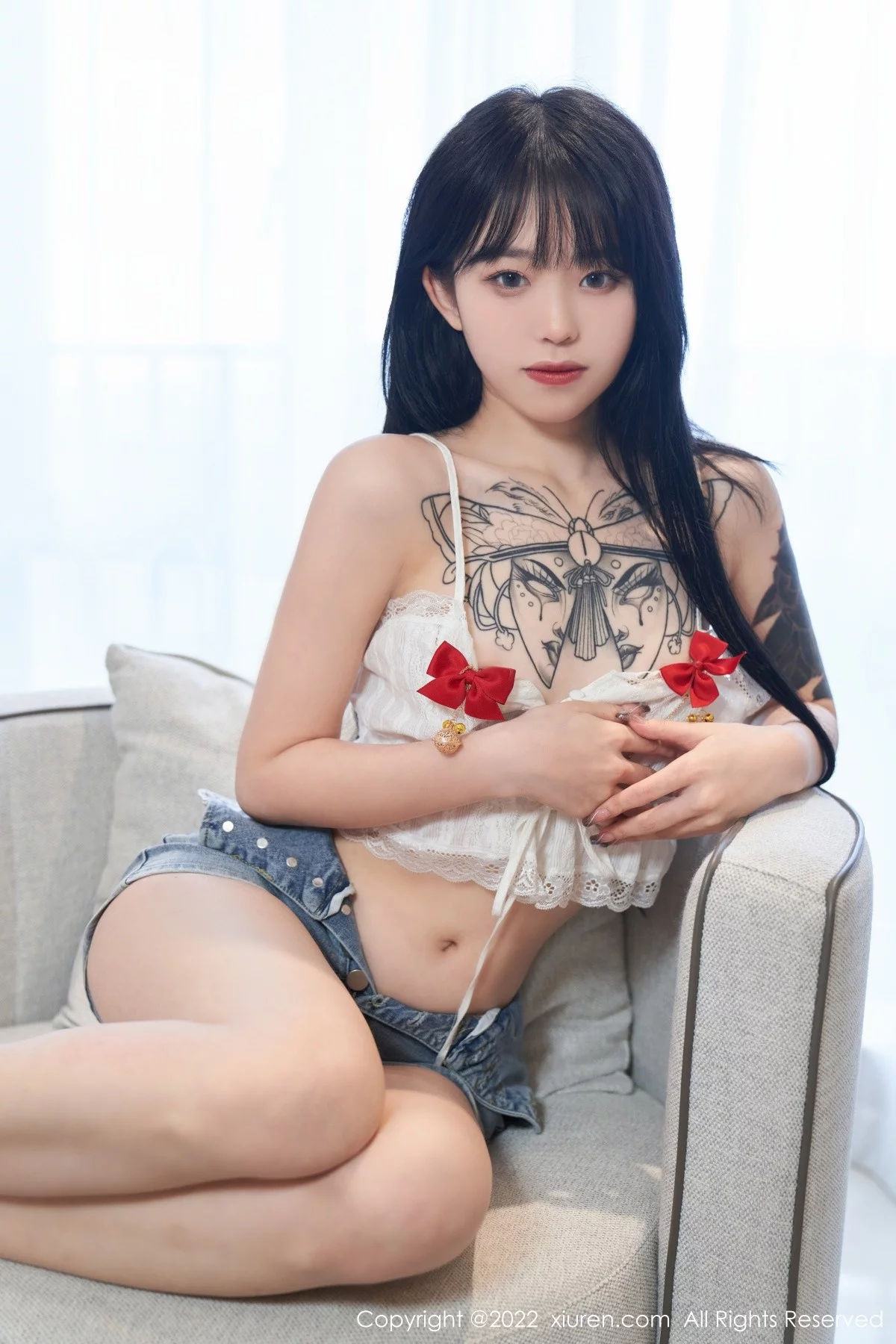 [[XiuRen秀人网]秀人网]No.5124_模特奶瓶私房性感白色吊带上衣配牛仔短裤秀曼妙身材诱惑写真73P