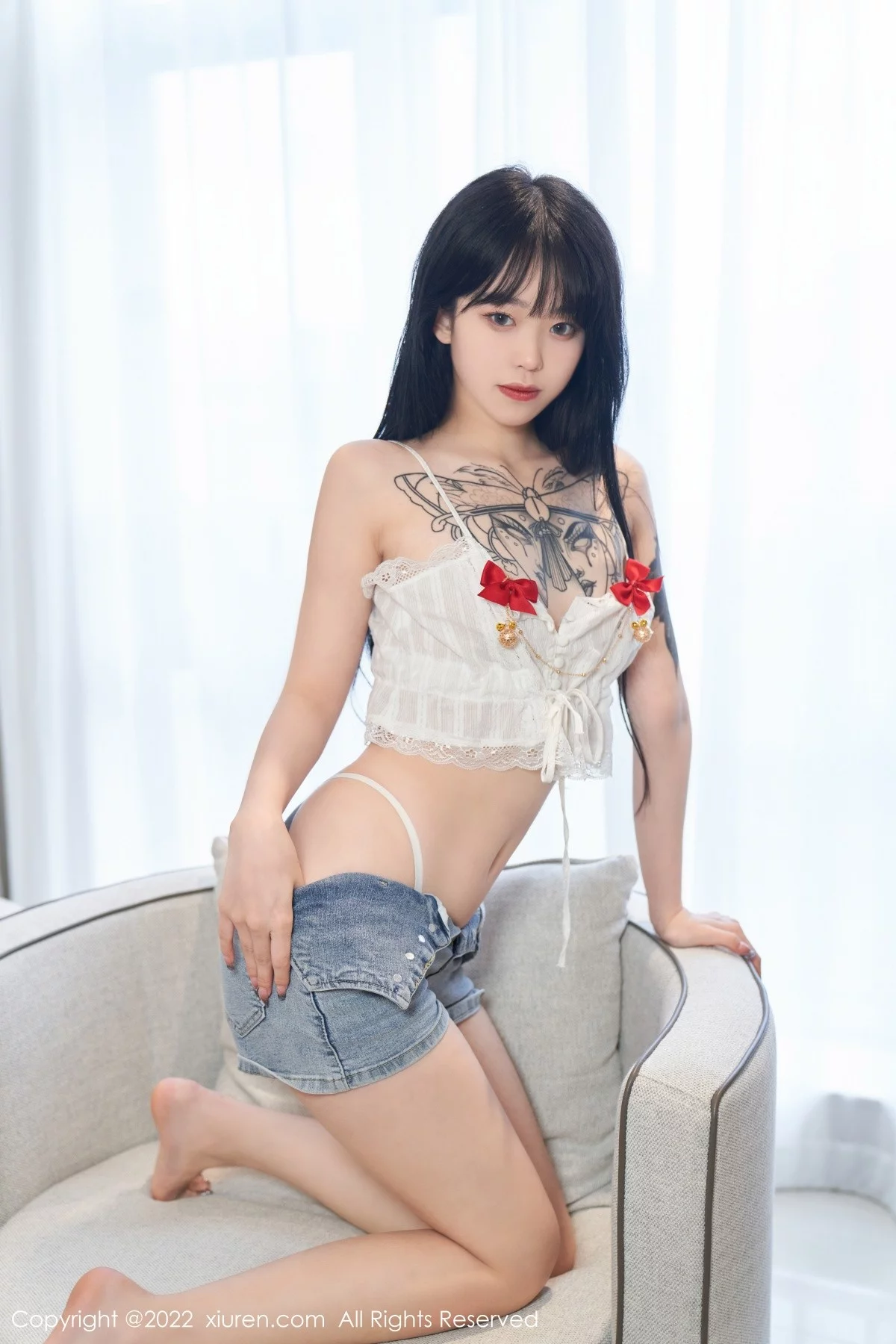 [[XiuRen秀人网]秀人网]No.5124_模特奶瓶私房性感白色吊带上衣配牛仔短裤秀曼妙身材诱惑写真73P