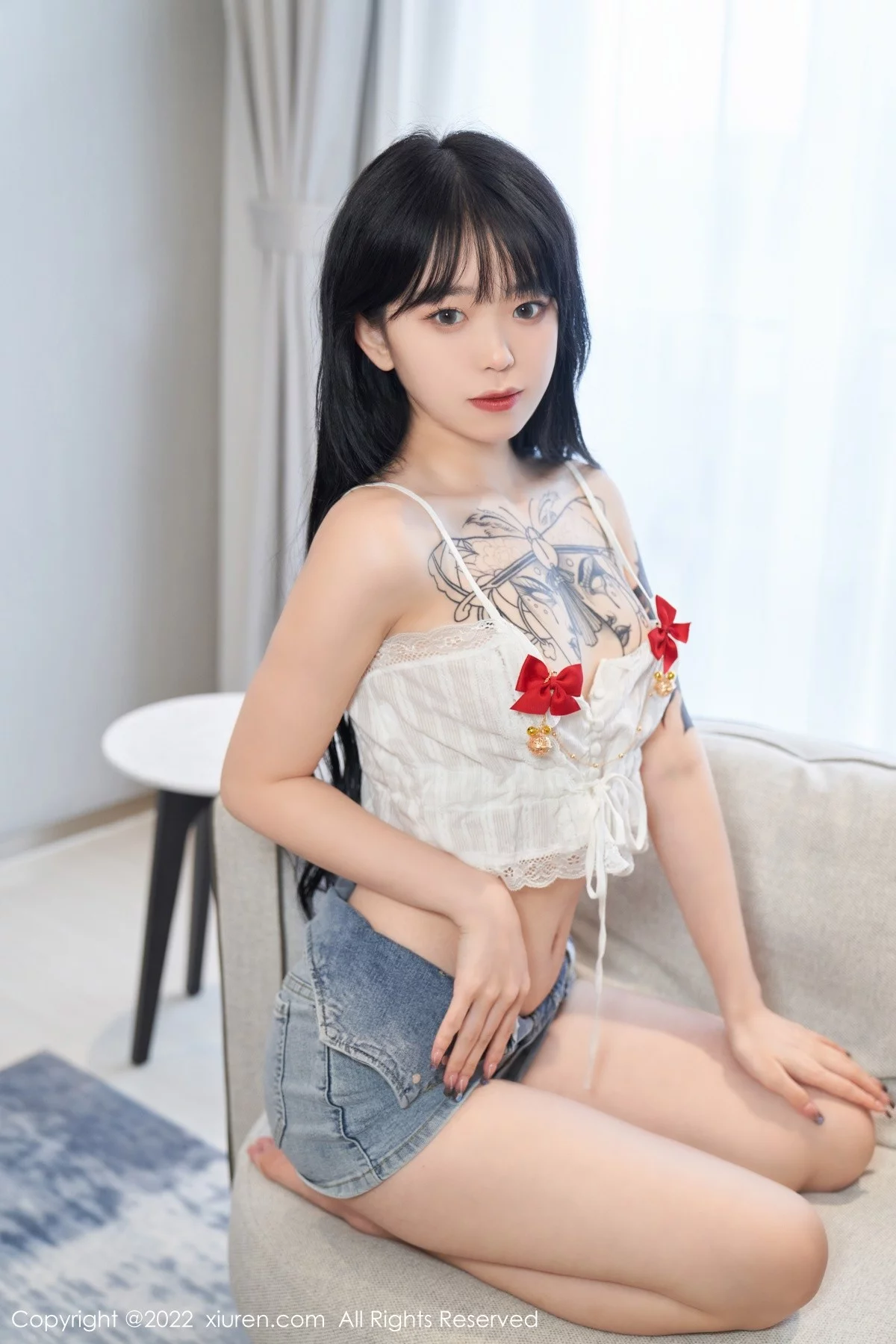 [[XiuRen秀人网]秀人网]No.5124_模特奶瓶私房性感白色吊带上衣配牛仔短裤秀曼妙身材诱惑写真73P