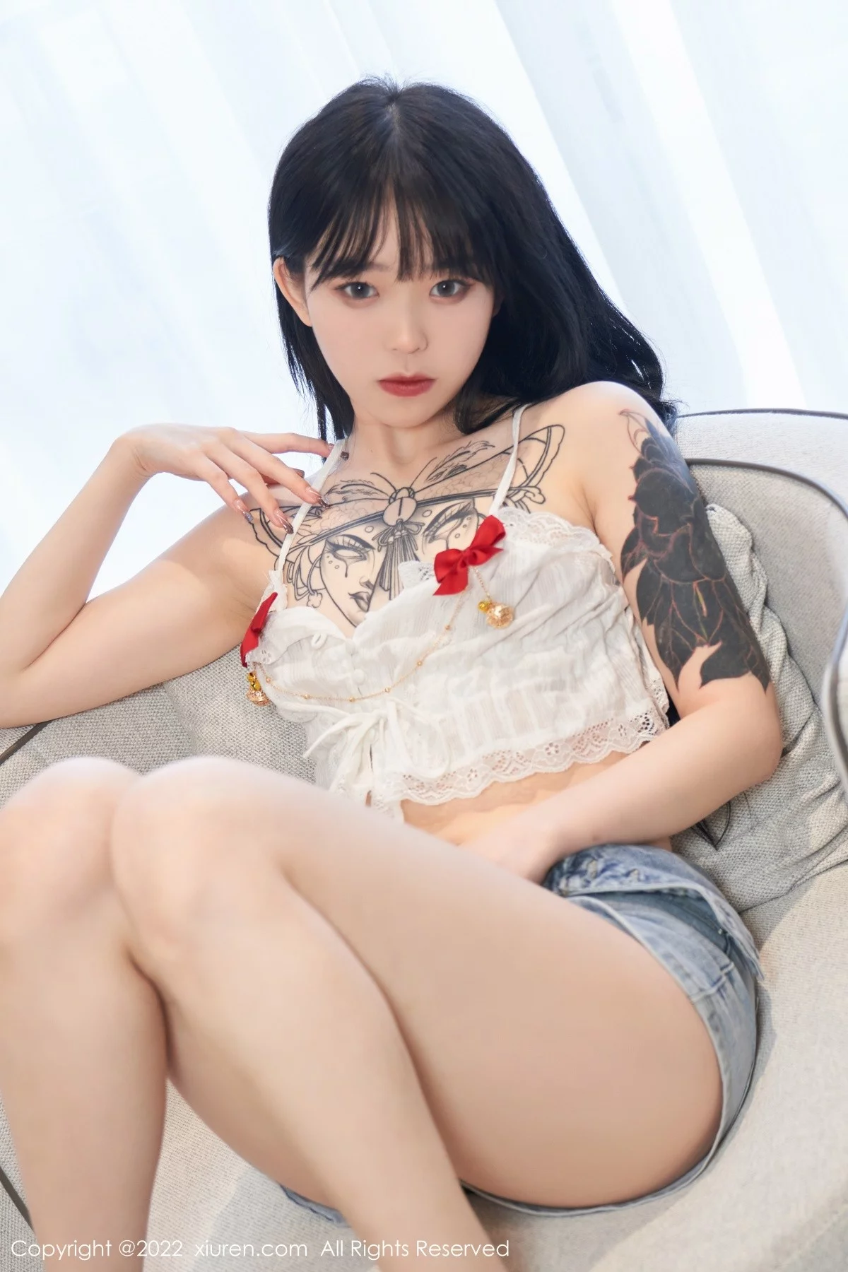 [[XiuRen秀人网]秀人网]No.5124_模特奶瓶私房性感白色吊带上衣配牛仔短裤秀曼妙身材诱惑写真73P