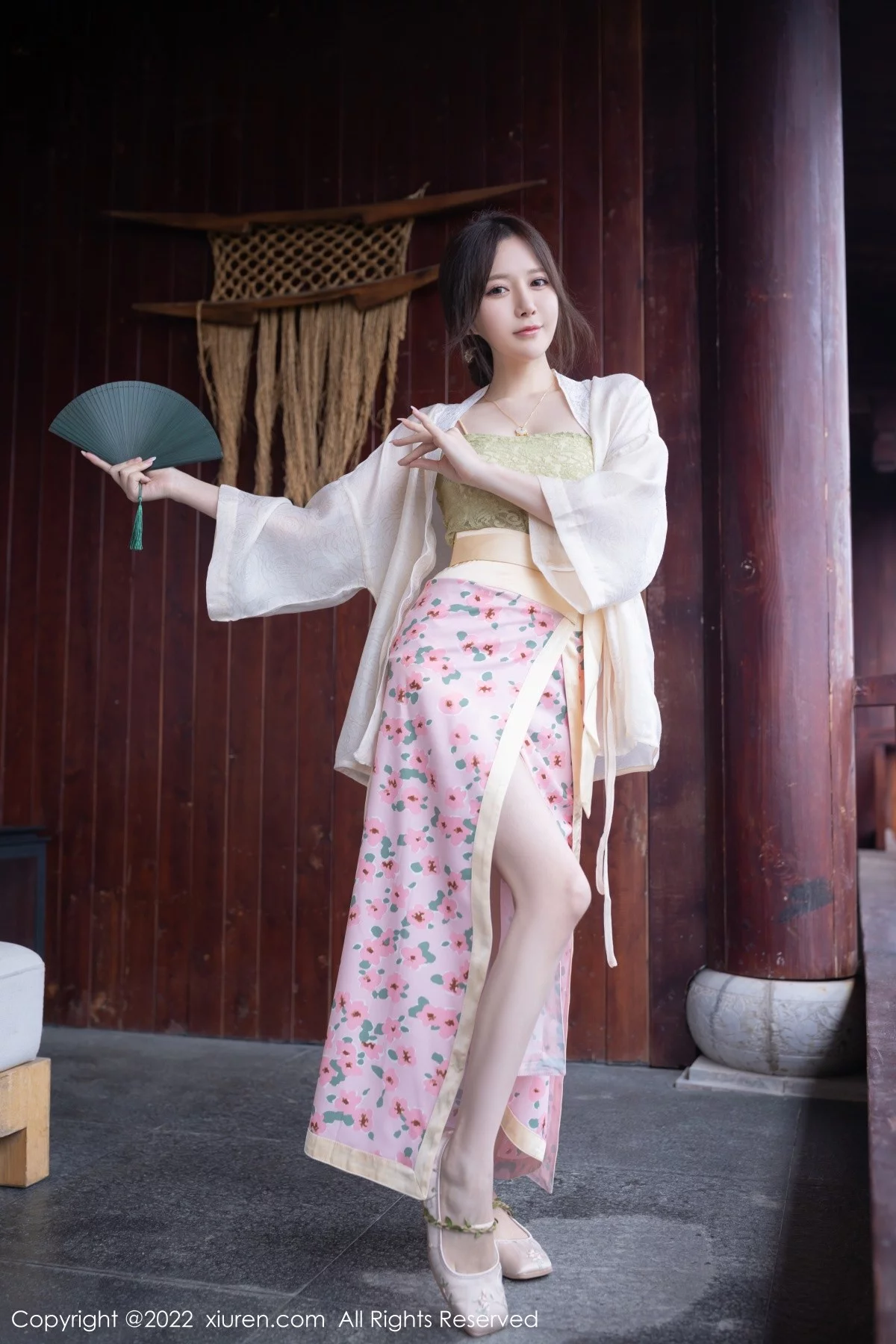 [[XiuRen秀人网]秀人网]No.5130_模特鱼子酱Fish云南旅拍私房浅色古装服饰秀曼妙身材诱惑写真78P