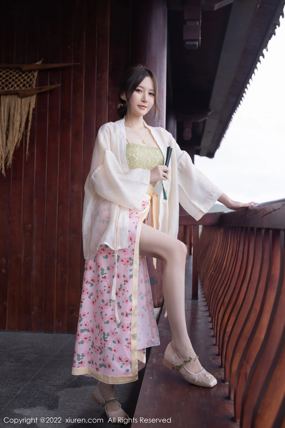 [[XiuRen秀人网]秀人网]No.5130_模特鱼子酱Fish云南旅拍私房浅色古装服饰秀曼妙身材诱惑写真78P