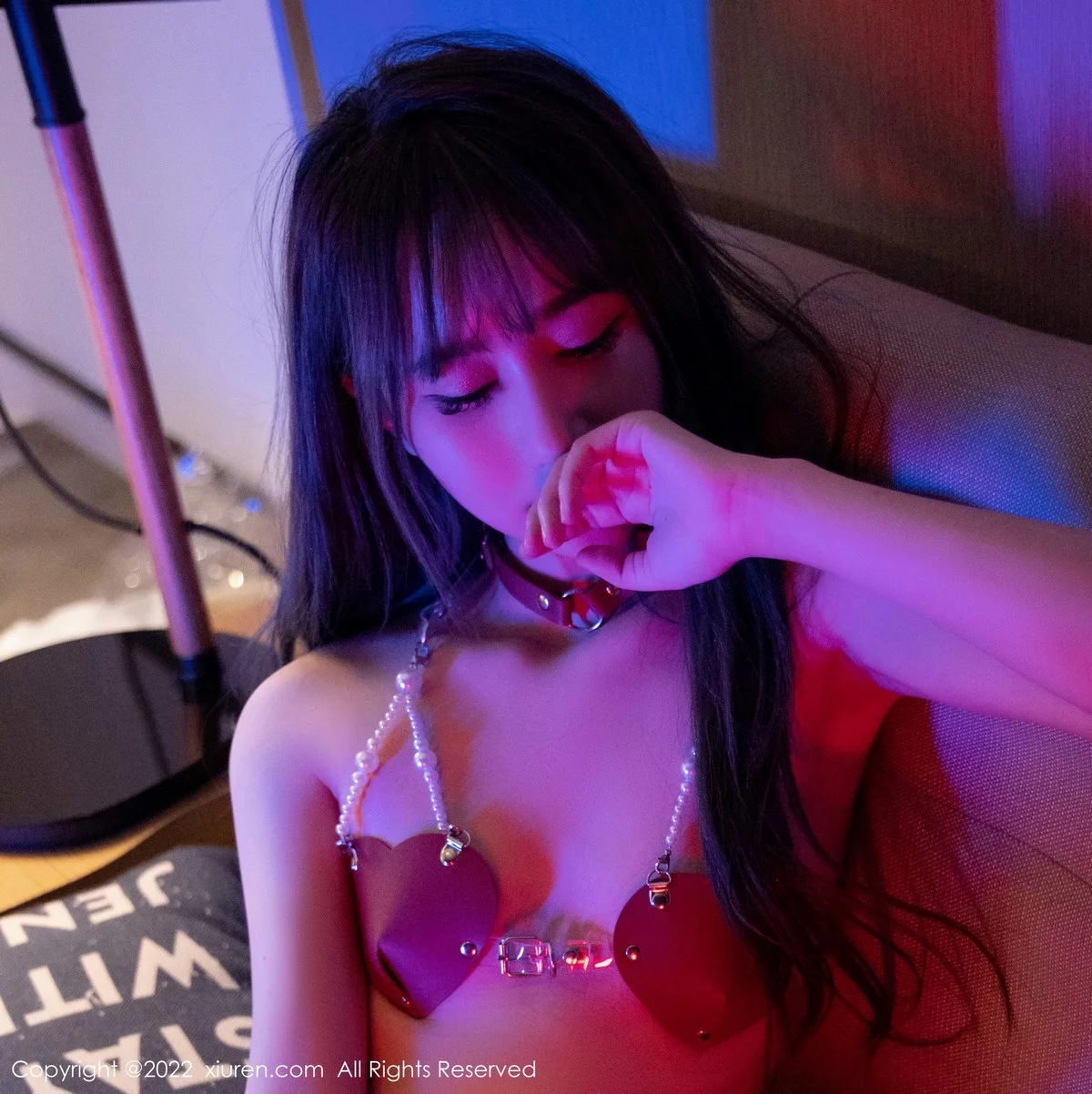 [[XiuRen秀人网]秀人网]No.5136_女神小果冻儿私房暗色灯光下红色制服式内衣配蕾丝袜诱惑写真69P