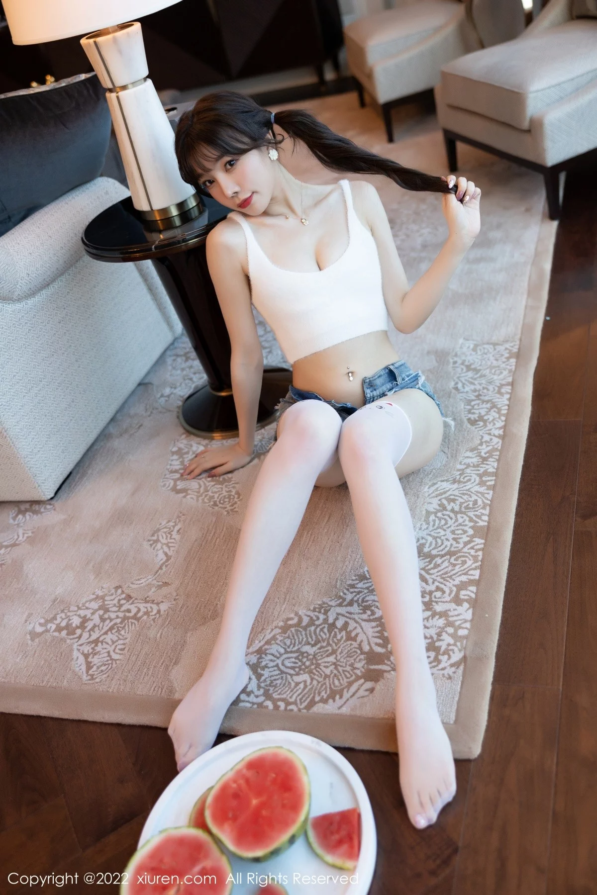 [[XiuRen秀人网]秀人网]No.5138_女神芝芝Booty厦门旅拍白色收身上衣配牛仔短裤迷人诱惑写真102P