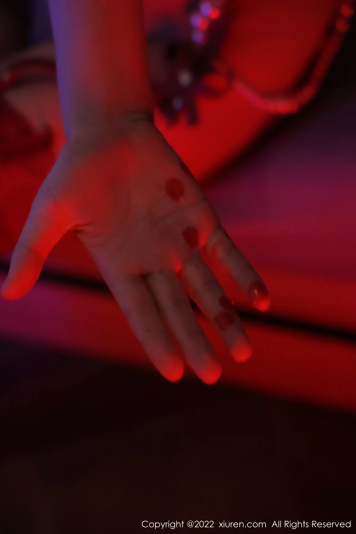 [[XiuRen秀人网]秀人网]No.5136_女神小果冻儿私房暗色灯光下红色制服式内衣配蕾丝袜诱惑写真69P