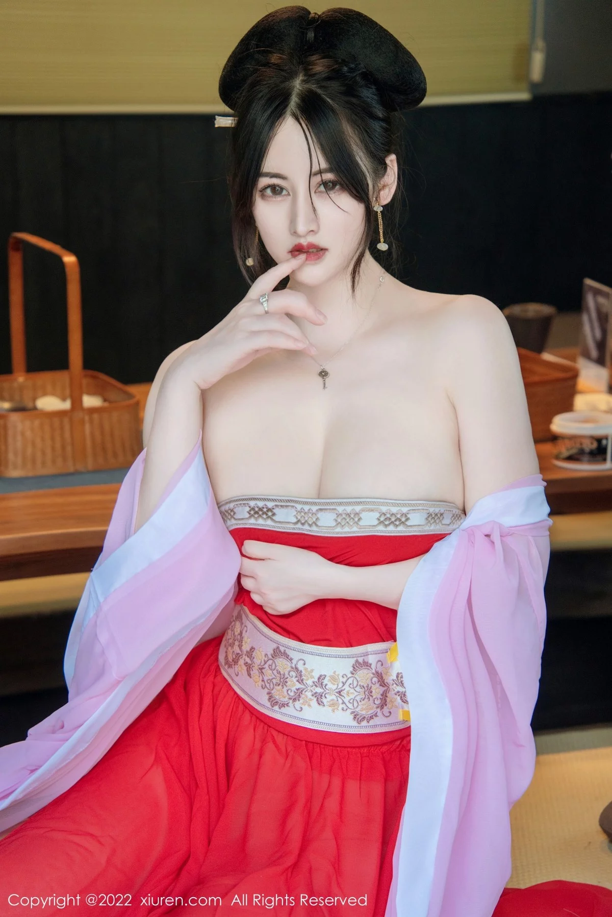 [[XiuRen秀人网]秀人网]No.5141_模特诗诗kiki性感古装服饰配无内肉丝半脱秀惹火身材诱惑写真80P