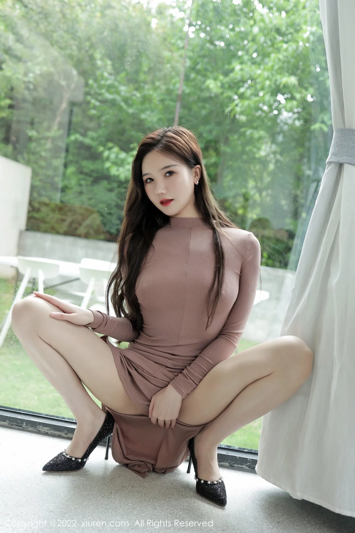 [[XiuRen秀人网]秀人网]No.5142_模特古月小同学室内场景性感收身长裙半撩秀翘臀美腿诱惑写真54P