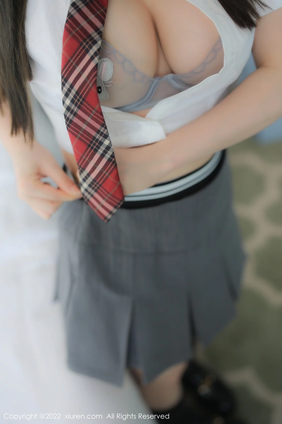 [[XiuRen秀人网]秀人网]No.5143_模特豆瓣酱性感白T配灰短裙半脱露性感内衣秀丰满身材诱惑写真72P