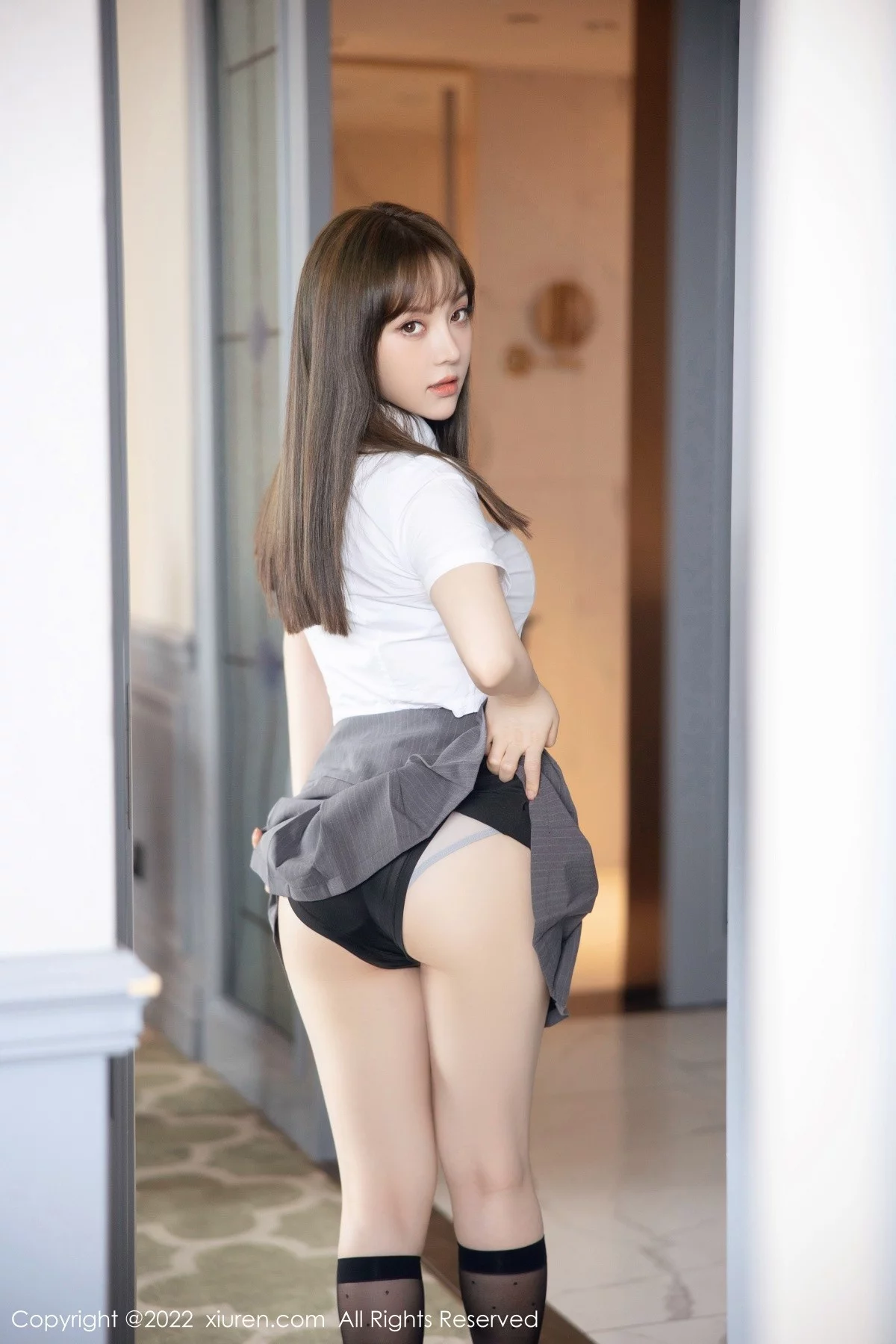 [[XiuRen秀人网]秀人网]No.5143_模特豆瓣酱性感白T配灰短裙半脱露性感内衣秀丰满身材诱惑写真72P