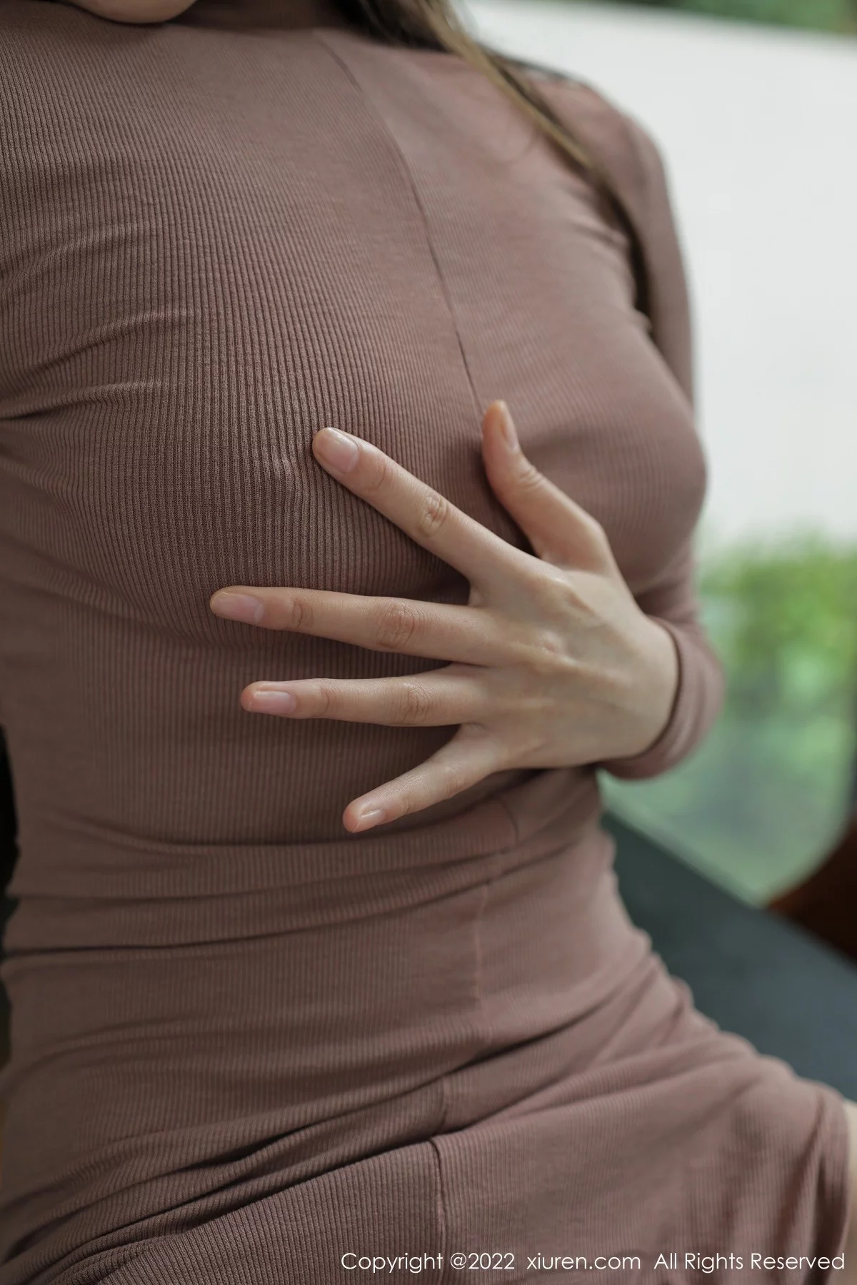 [[XiuRen秀人网]秀人网]No.5142_模特古月小同学室内场景性感收身长裙半撩秀翘臀美腿诱惑写真54P