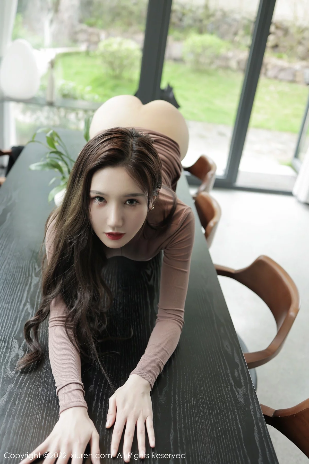 [[XiuRen秀人网]秀人网]No.5142_模特古月小同学室内场景性感收身长裙半撩秀翘臀美腿诱惑写真54P