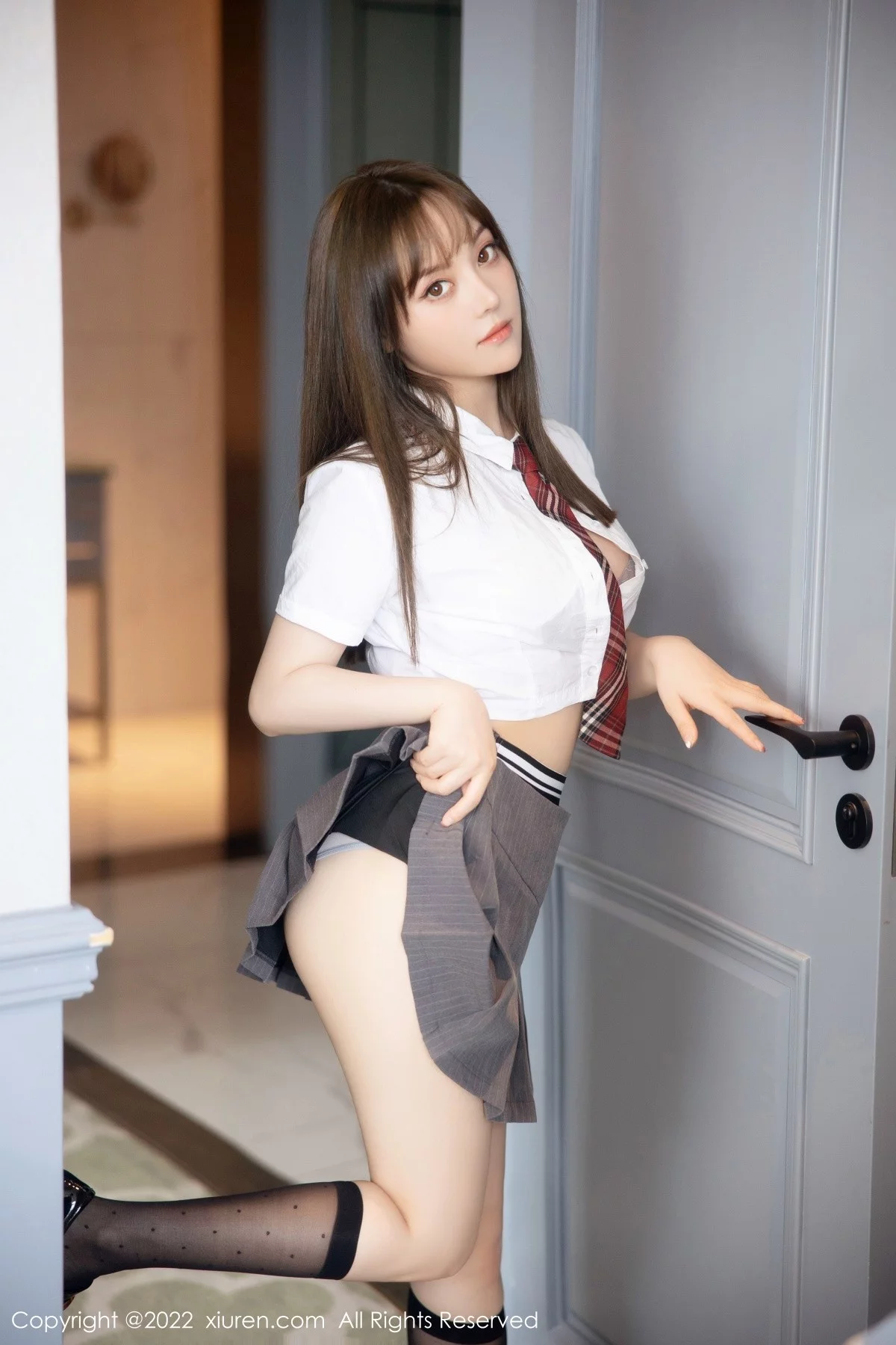 [[XiuRen秀人网]秀人网]No.5143_模特豆瓣酱性感白T配灰短裙半脱露性感内衣秀丰满身材诱惑写真72P