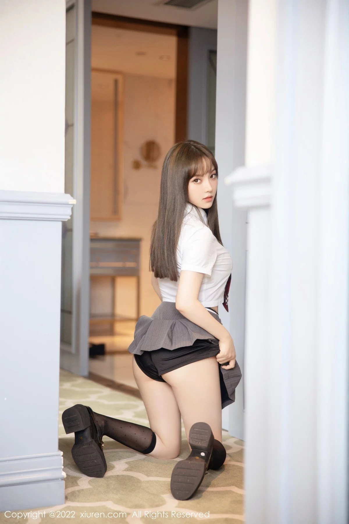 [[XiuRen秀人网]秀人网]No.5143_模特豆瓣酱性感白T配灰短裙半脱露性感内衣秀丰满身材诱惑写真72P