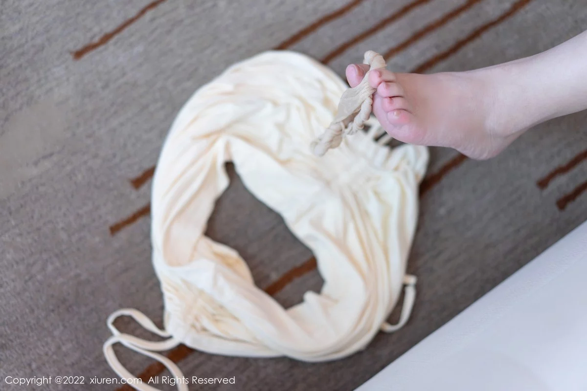 [[XiuRen秀人网]秀人网]No.5157_模特允爾大理旅拍私房白色轻透收身衣配超薄肉丝丰满诱惑写真75P