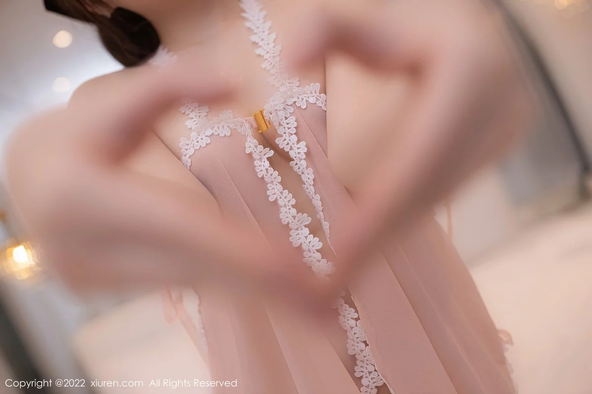 [[XiuRen秀人网]秀人网]No.5159_模特鱼子酱Fish广州-云南旅拍室内轻透淡红色睡衣撩人诱惑写真82P