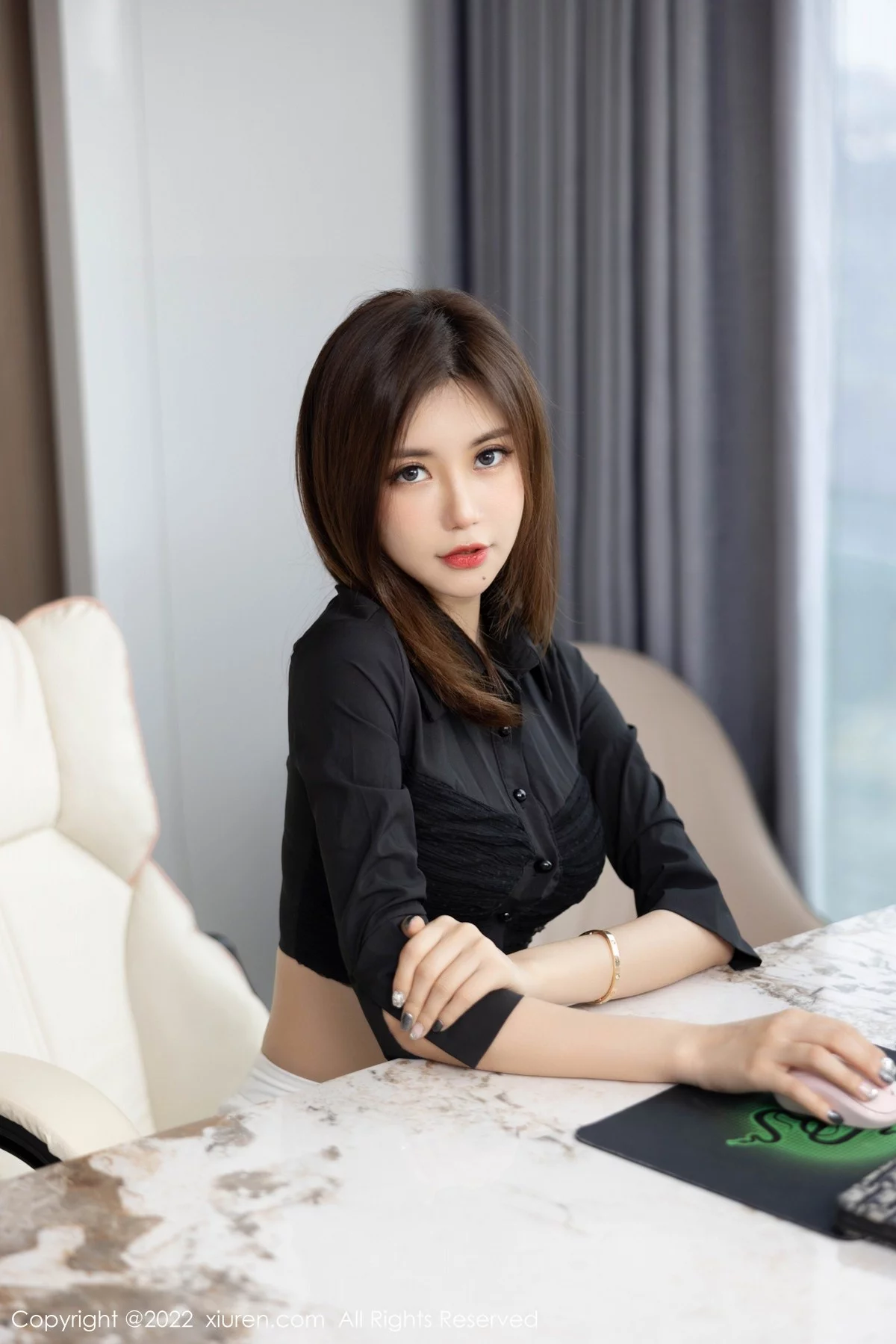 [[XiuRen秀人网]秀人网]No.5160_女神绮里嘉ula海南心愿旅拍半脱露黑色内衣配超薄肉丝诱惑写真81P