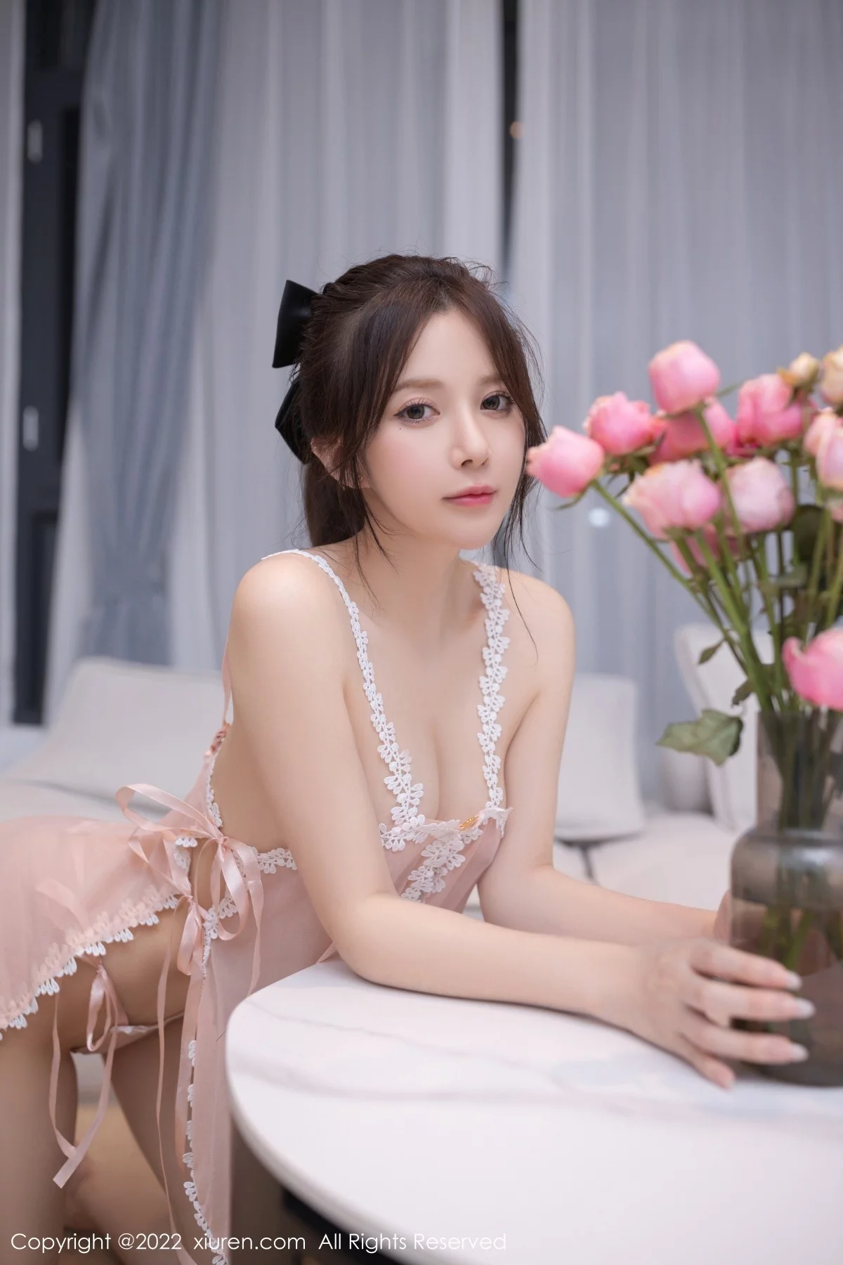 [[XiuRen秀人网]秀人网]No.5159_模特鱼子酱Fish广州-云南旅拍室内轻透淡红色睡衣撩人诱惑写真82P