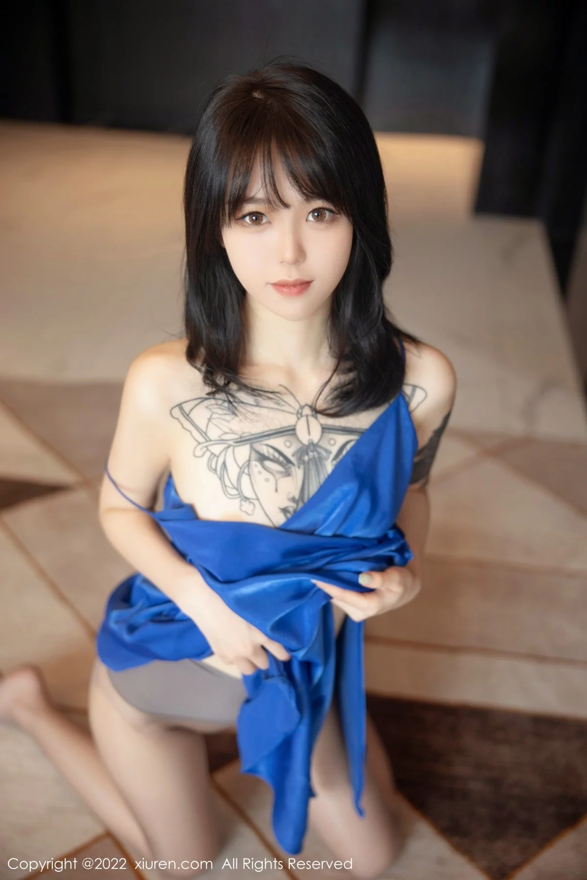 [[XiuRen秀人网]秀人网]No.5165_模特奶瓶蓝色吊裙配灰丝裤袜秀曼妙身材性感美腿迷人诱惑写真82P