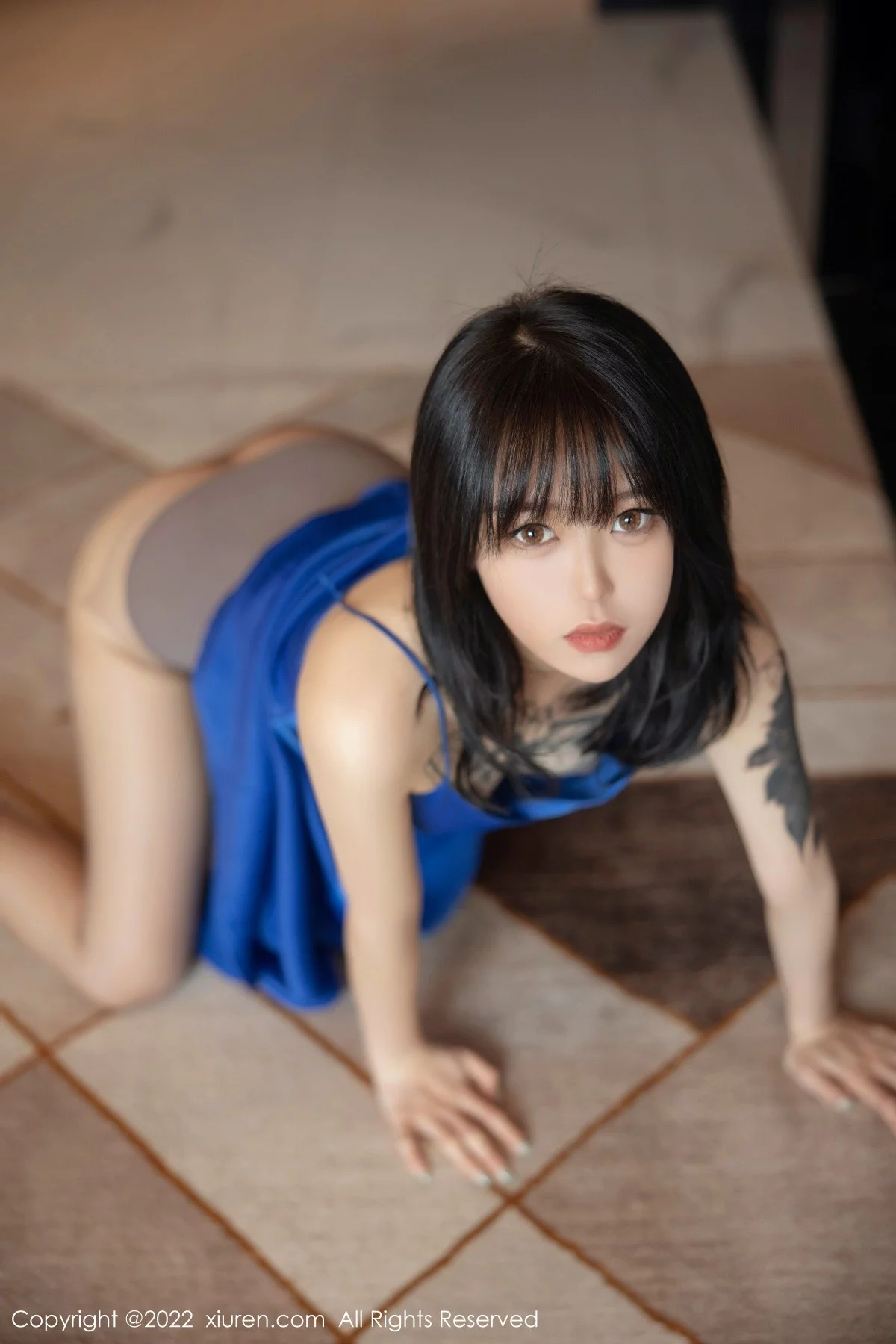 [[XiuRen秀人网]秀人网]No.5165_模特奶瓶蓝色吊裙配灰丝裤袜秀曼妙身材性感美腿迷人诱惑写真82P