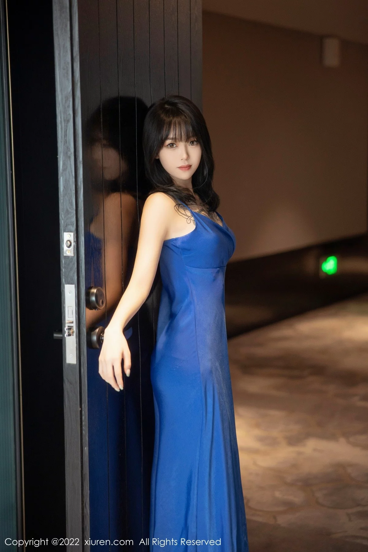 [[XiuRen秀人网]秀人网]No.5165_模特奶瓶蓝色吊裙配灰丝裤袜秀曼妙身材性感美腿迷人诱惑写真82P