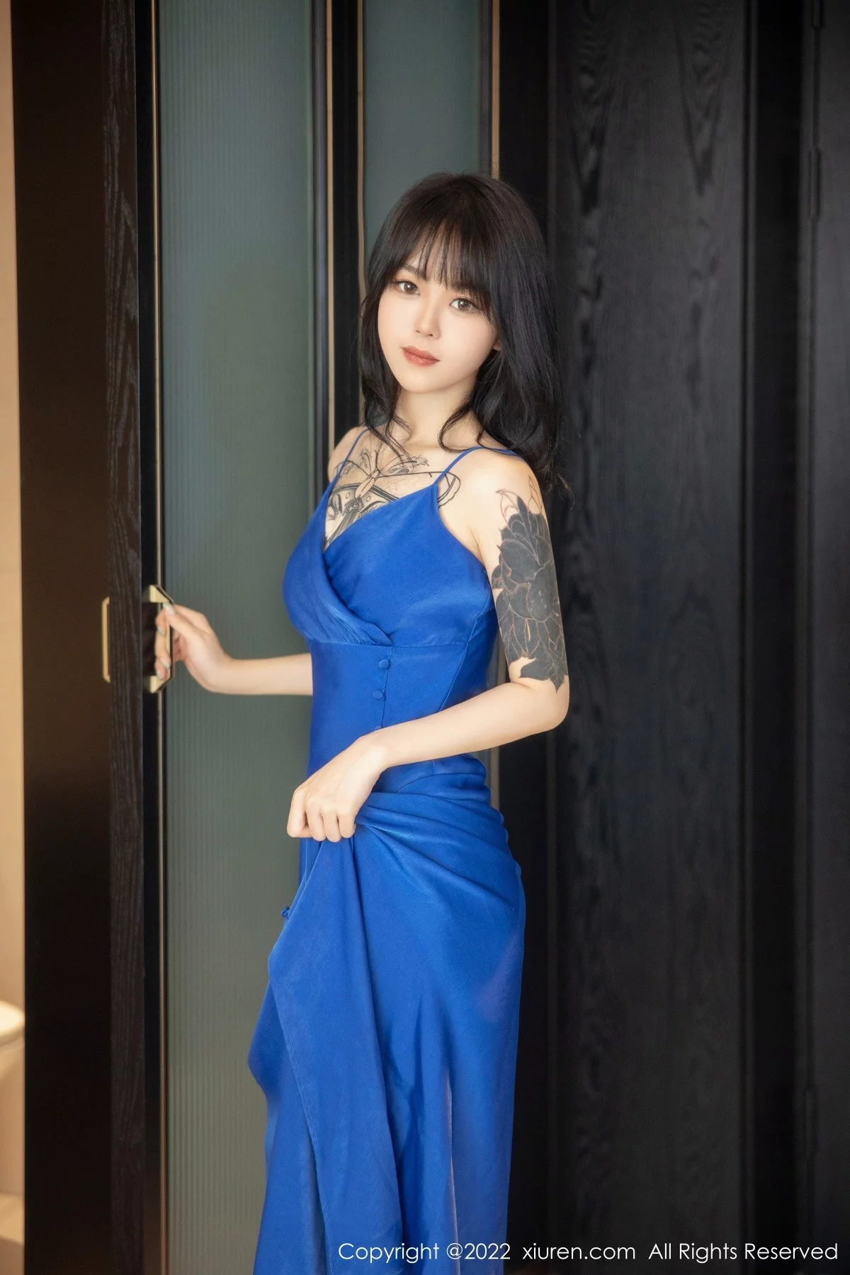 [[XiuRen秀人网]秀人网]No.5165_模特奶瓶蓝色吊裙配灰丝裤袜秀曼妙身材性感美腿迷人诱惑写真82P