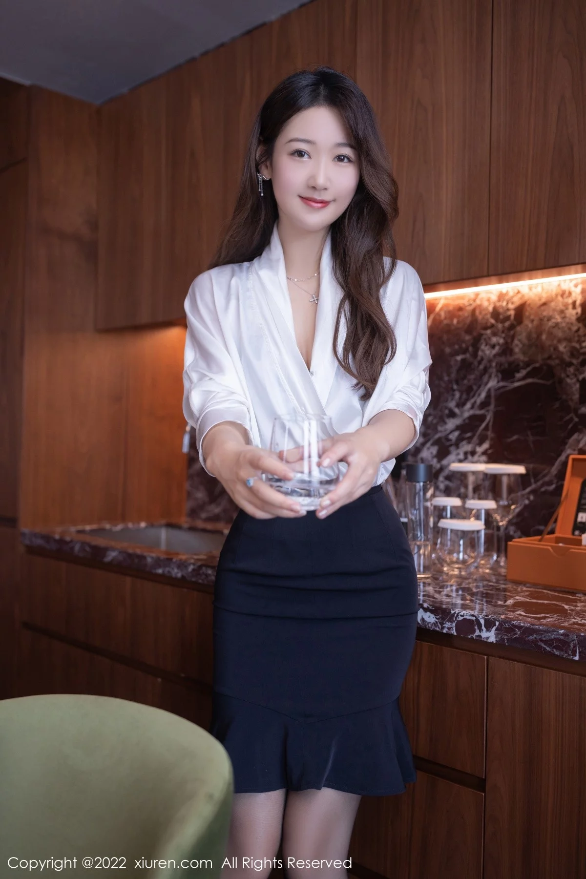 [[XiuRen秀人网]秀人网]No.5168_模特唐安琪广州-云南旅拍性感白T配黑短裙露蕾丝内衣诱惑写真76P