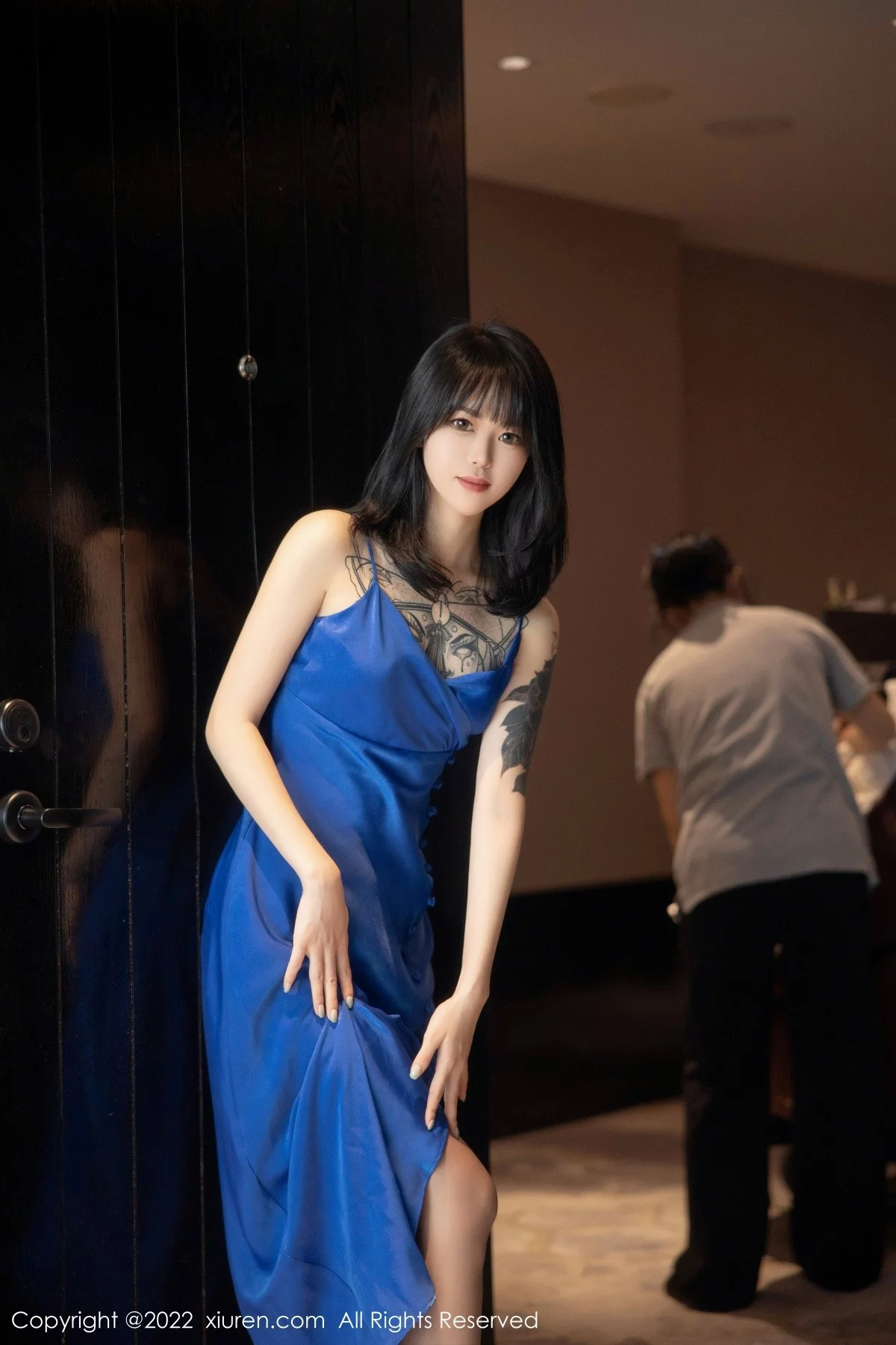 [[XiuRen秀人网]秀人网]No.5165_模特奶瓶蓝色吊裙配灰丝裤袜秀曼妙身材性感美腿迷人诱惑写真82P