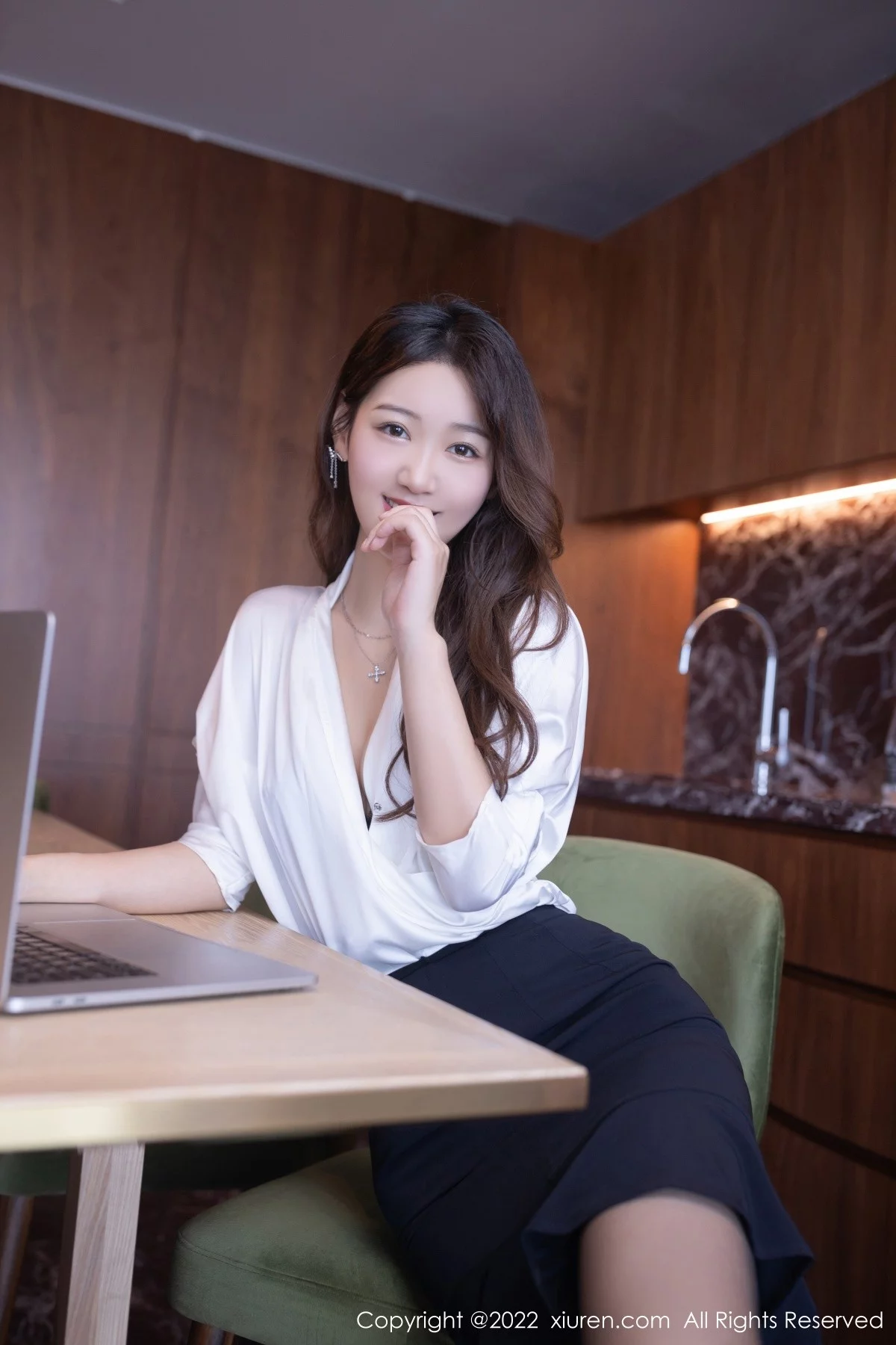 [[XiuRen秀人网]秀人网]No.5168_模特唐安琪广州-云南旅拍性感白T配黑短裙露蕾丝内衣诱惑写真76P