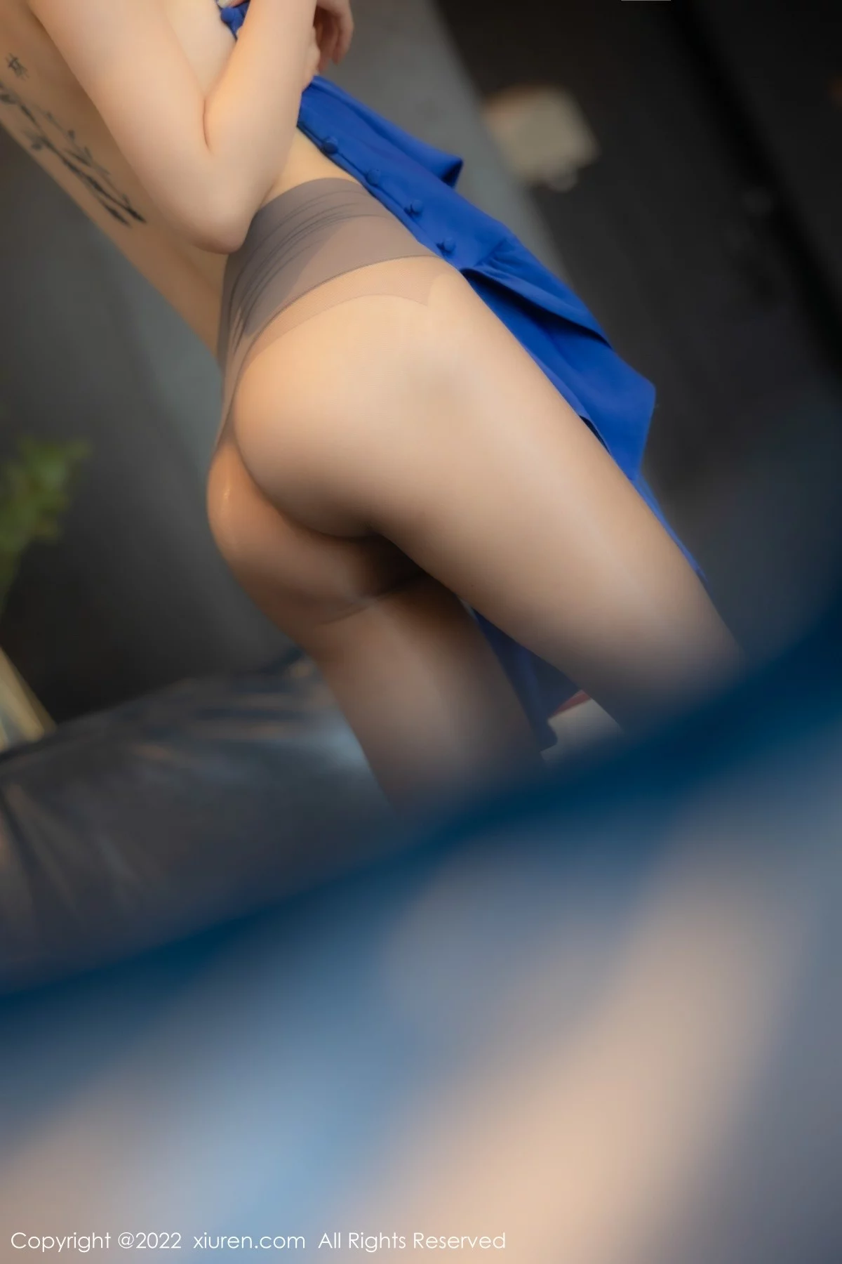 [[XiuRen秀人网]秀人网]No.5165_模特奶瓶蓝色吊裙配灰丝裤袜秀曼妙身材性感美腿迷人诱惑写真82P