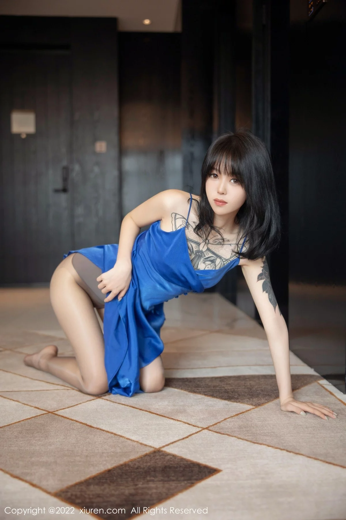 [[XiuRen秀人网]秀人网]No.5165_模特奶瓶蓝色吊裙配灰丝裤袜秀曼妙身材性感美腿迷人诱惑写真82P