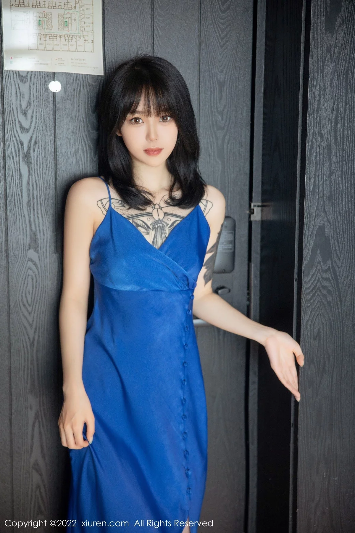 [[XiuRen秀人网]秀人网]No.5165_模特奶瓶蓝色吊裙配灰丝裤袜秀曼妙身材性感美腿迷人诱惑写真82P