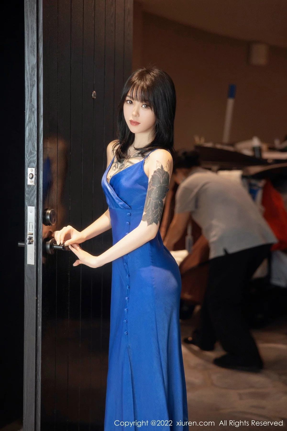 [[XiuRen秀人网]秀人网]No.5165_模特奶瓶蓝色吊裙配灰丝裤袜秀曼妙身材性感美腿迷人诱惑写真82P