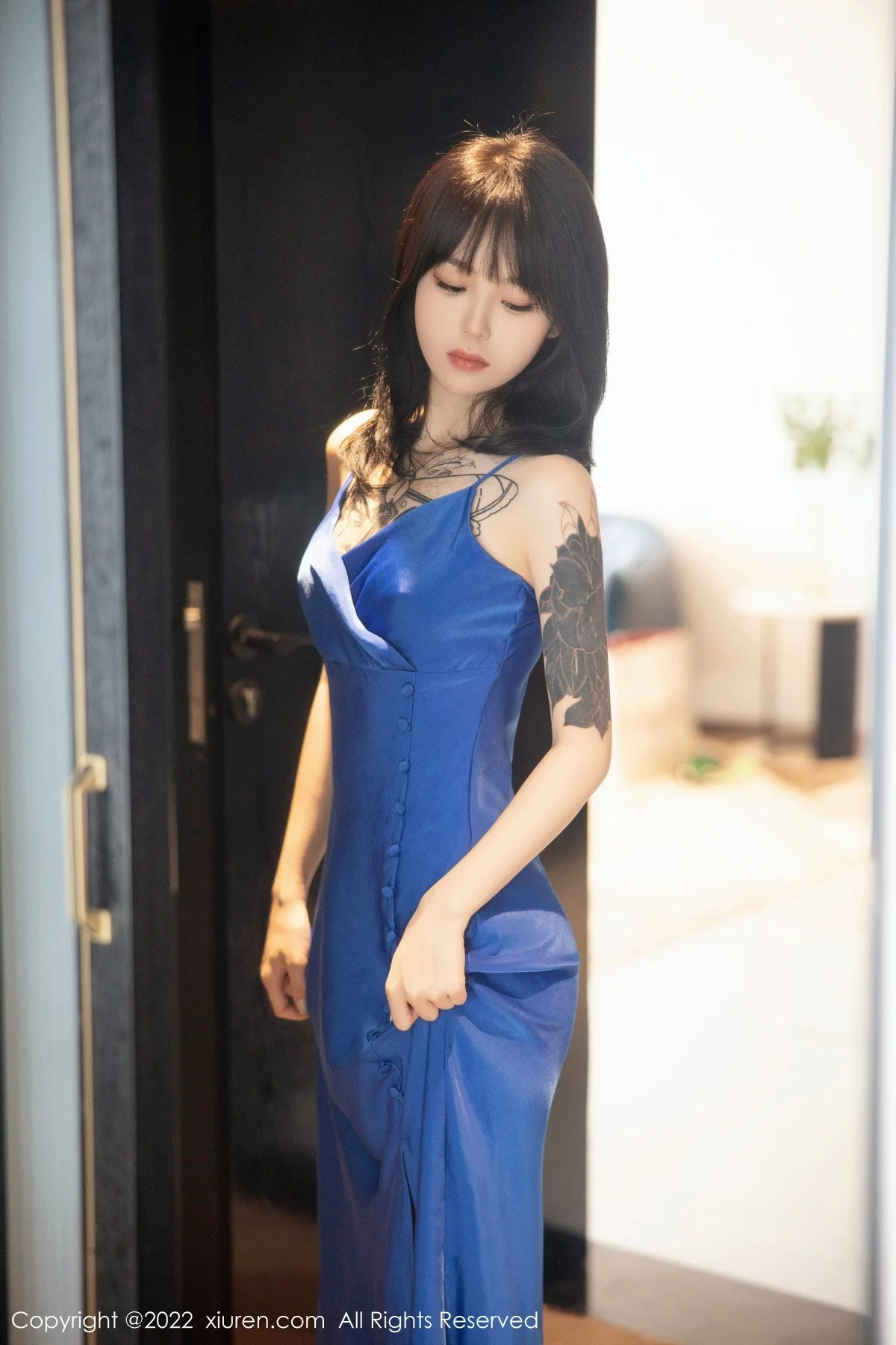 [[XiuRen秀人网]秀人网]No.5165_模特奶瓶蓝色吊裙配灰丝裤袜秀曼妙身材性感美腿迷人诱惑写真82P