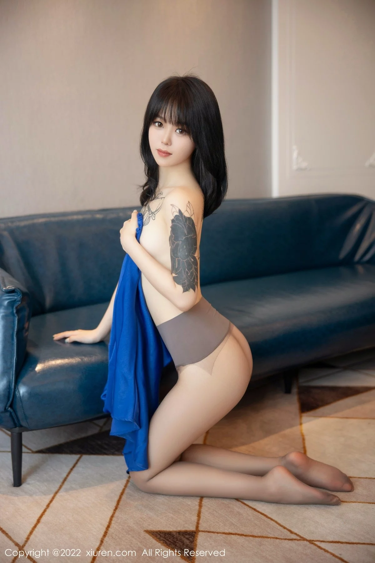 [[XiuRen秀人网]秀人网]No.5165_模特奶瓶蓝色吊裙配灰丝裤袜秀曼妙身材性感美腿迷人诱惑写真82P