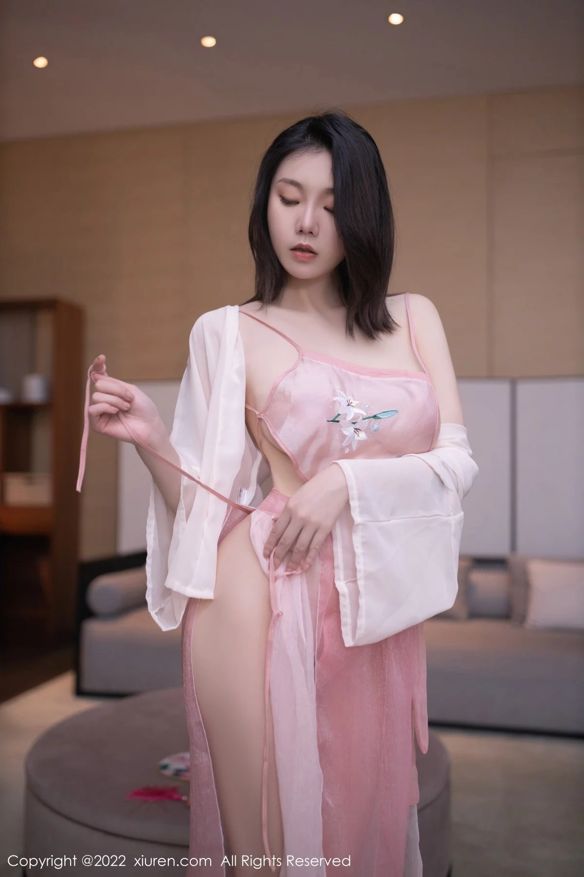 [[XiuRen秀人网]秀人网]No.5052_模特安然anran珠三角旅拍古装服饰粉色肚兜秀惹火身材诱惑写真74P