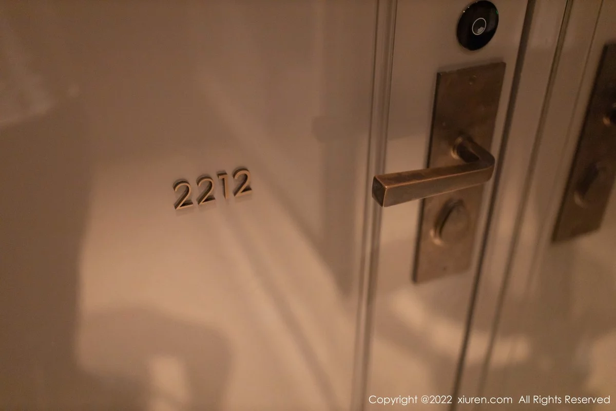 [[XiuRen秀人网]秀人网]No.5170_模特安然anran广州-云南旅拍简约白色衣半脱秀完美身材诱惑写真80P