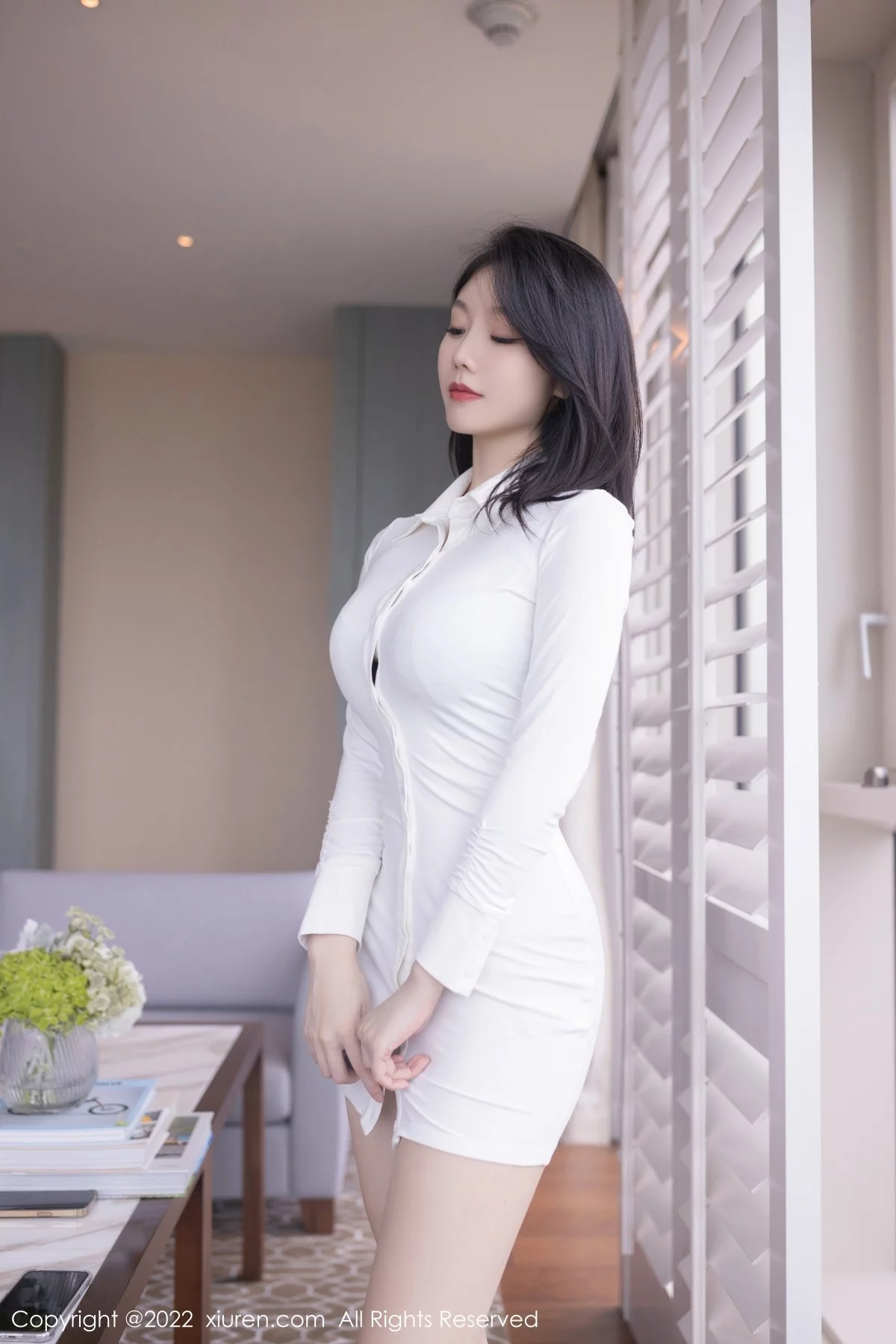 [[XiuRen秀人网]秀人网]No.5170_模特安然anran广州-云南旅拍简约白色衣半脱秀完美身材诱惑写真80P