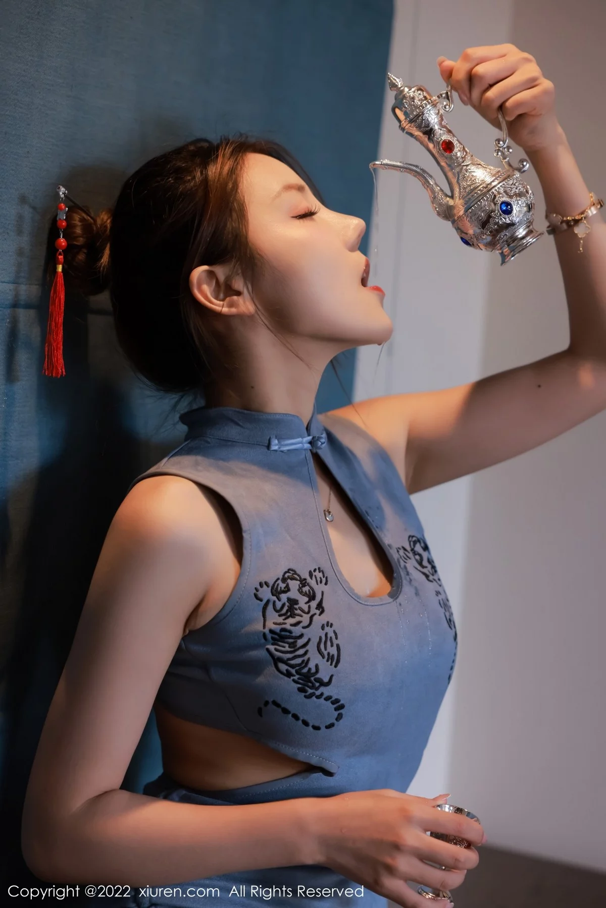 [[XiuRen秀人网]秀人网]No.5203_模特Sugar糖酒酒澳门旅拍蓝色收身上衣配开档黑丝完美诱惑写真45P