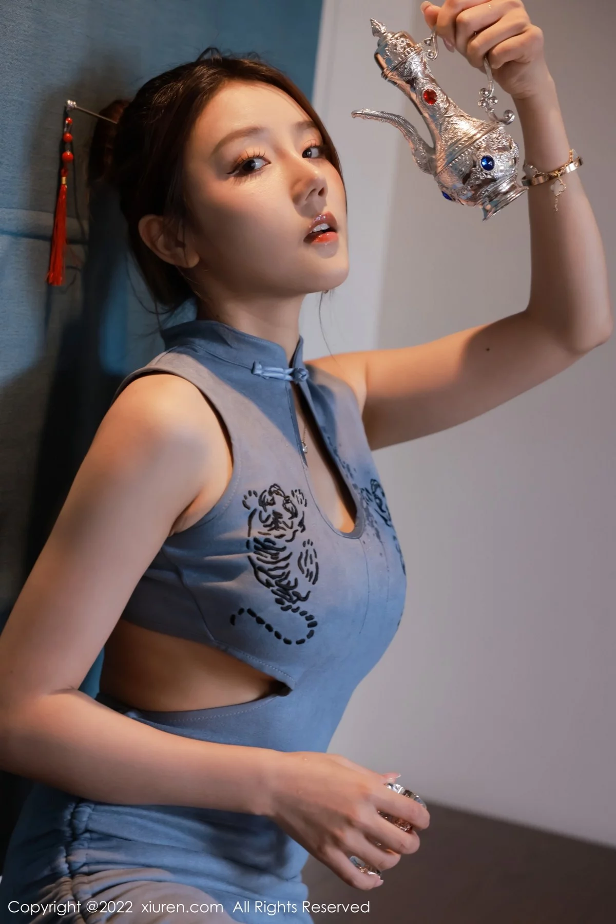 [[XiuRen秀人网]秀人网]No.5203_模特Sugar糖酒酒澳门旅拍蓝色收身上衣配开档黑丝完美诱惑写真45P