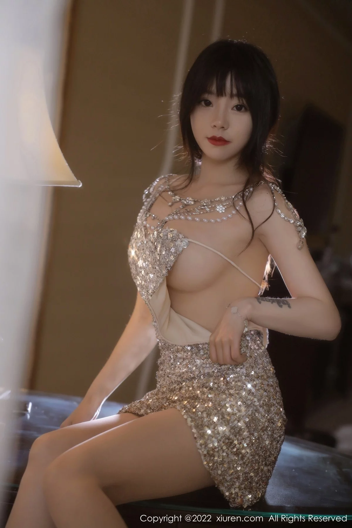 [[XiuRen秀人网]秀人网]No.5209_模特佘贝拉bella杭州旅拍性感闪亮吊裙配超薄肉丝迷人诱惑写真55P