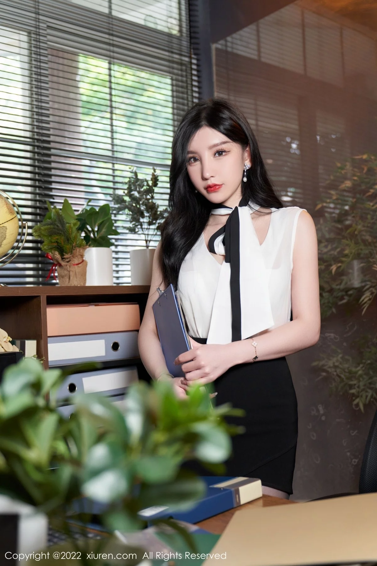 [[XiuRen秀人网]秀人网]No.5217_女神周于希Sally心愿旅拍私房超薄闪亮黑丝秀翘臀美腿诱惑写真76P