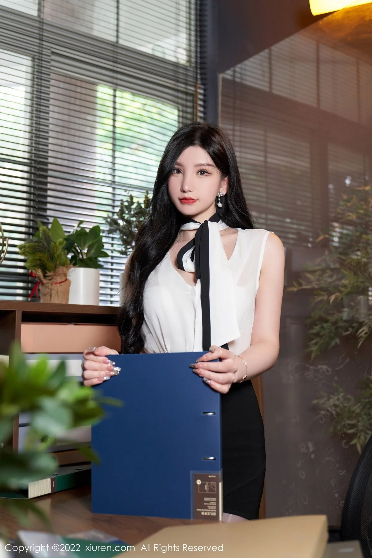 [[XiuRen秀人网]秀人网]No.5217_女神周于希Sally心愿旅拍私房超薄闪亮黑丝秀翘臀美腿诱惑写真76P